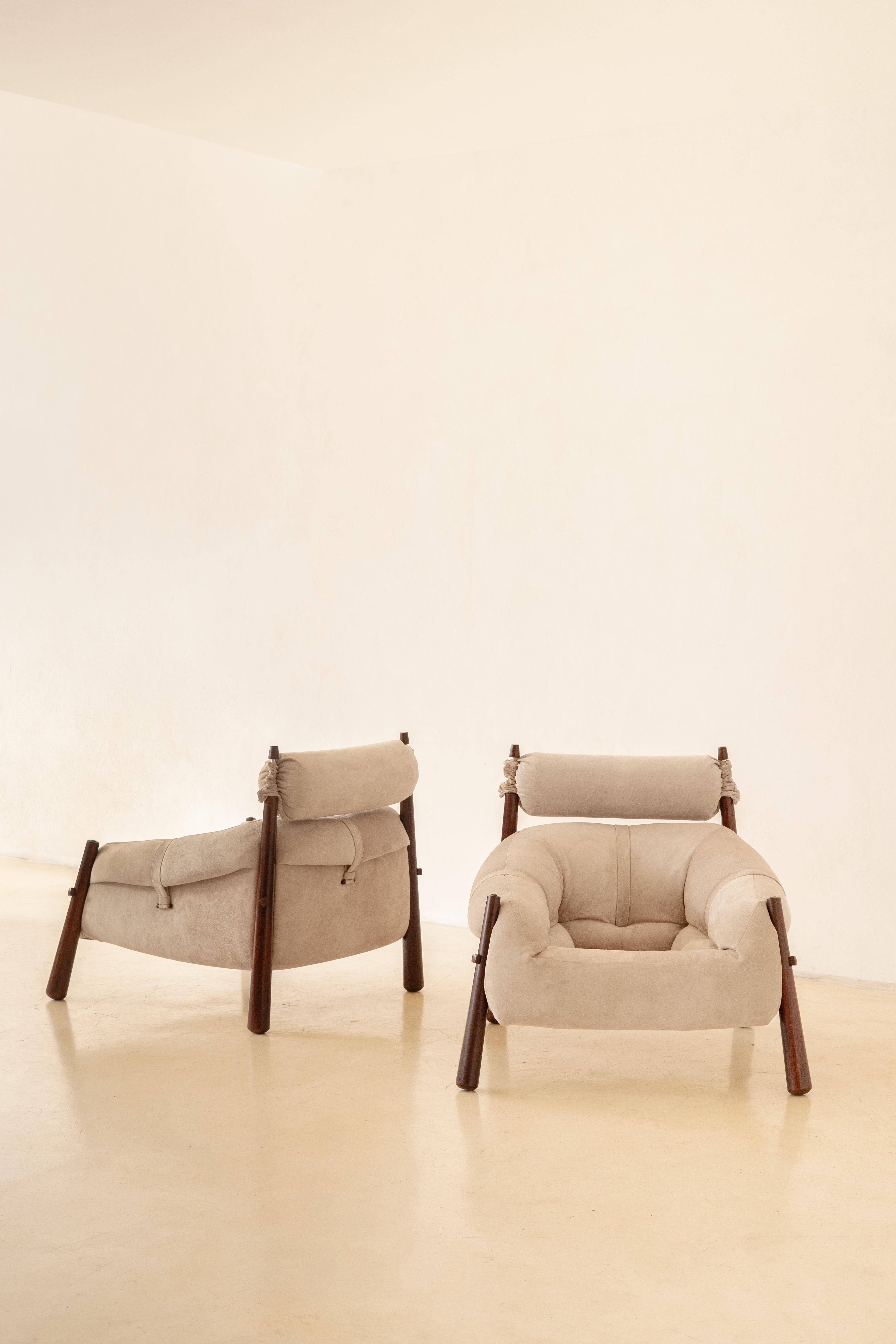 In his designs, Percival Lafer sought ergonomy and comfort. This pair of MP-81 lounge chairs by Percival Lafer comprises a solid wood structure with a single piece of seats and backs. Its unique design and construction make this an authentic
