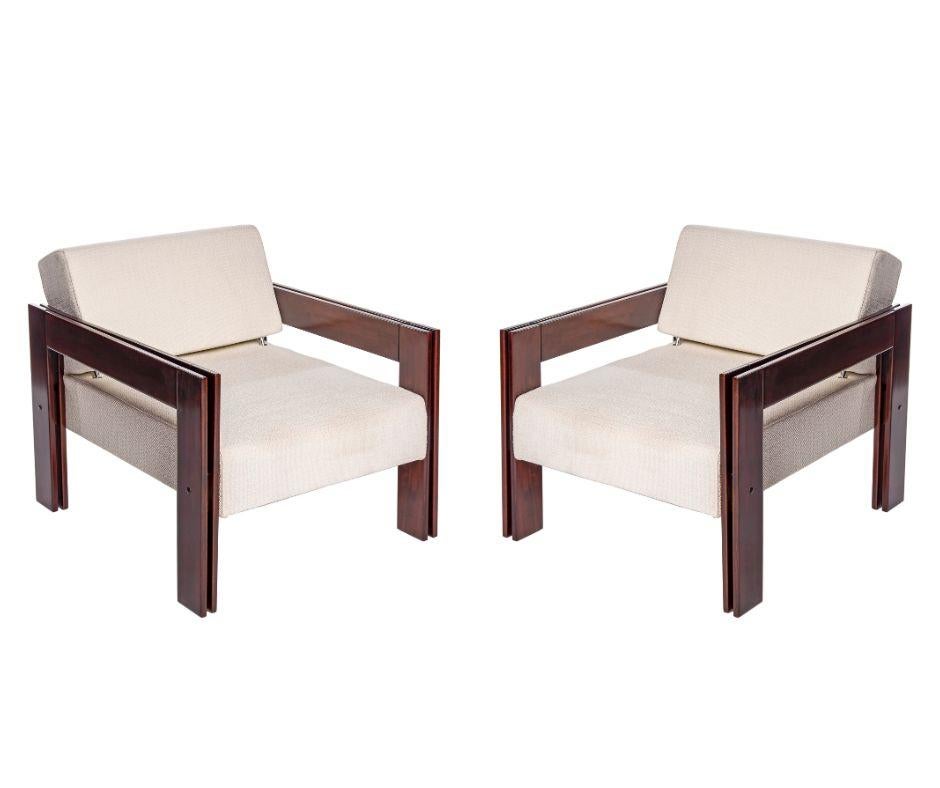 Disegnate da Percival Lafer, una delle figure più innovative del modernismo brasiliano, le poltrone MP-85 esemplificano il suo approccio razionale e sensuale al comfort e alla costruzione. Il design è caratterizzato da una struttura architettonica