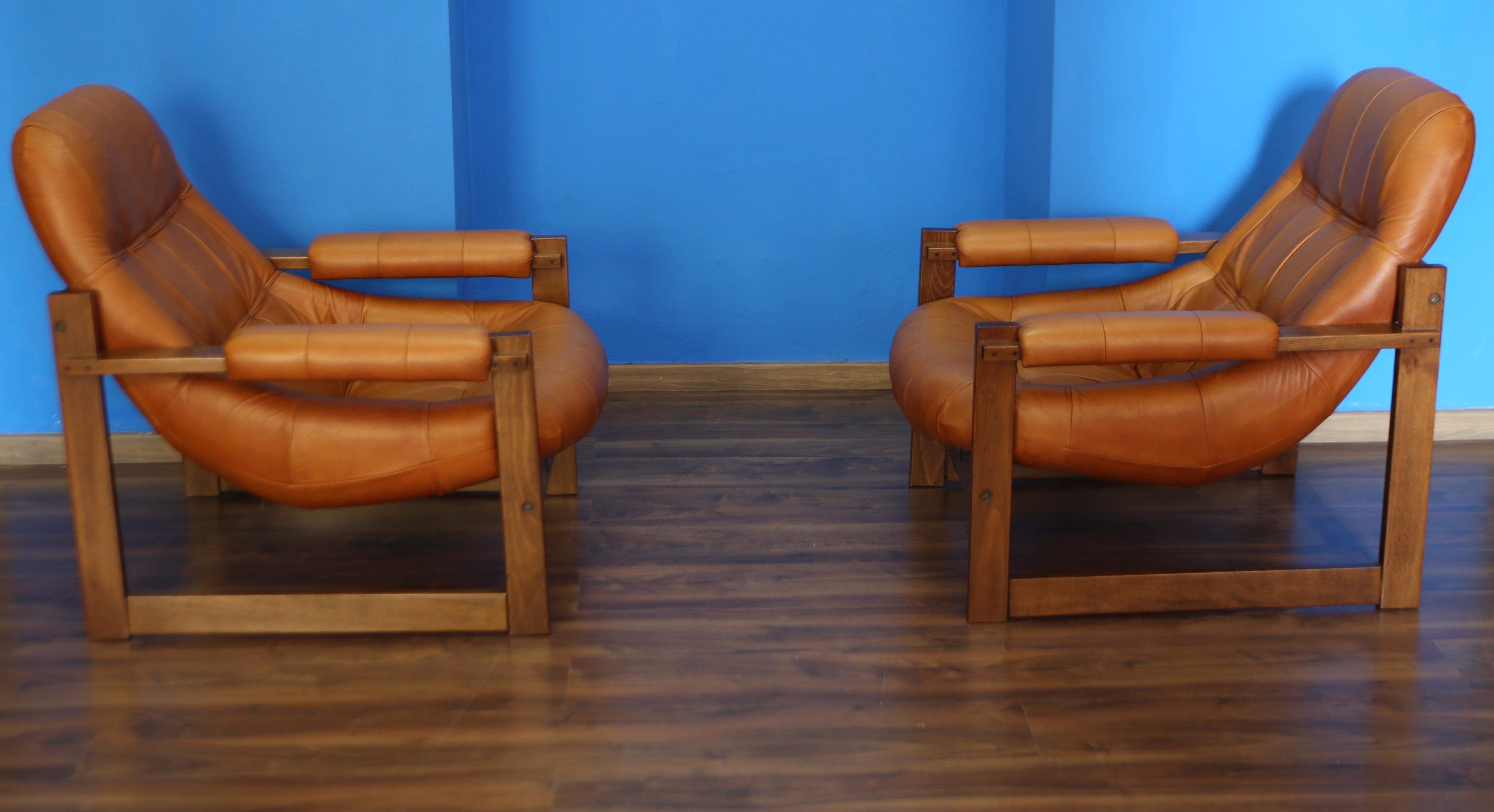 El sillón MP-91, diseñado por el brasileño Percival Lafer, presenta una estructura de madera maciza de Jatoba y tapicería de piel de color coñac.