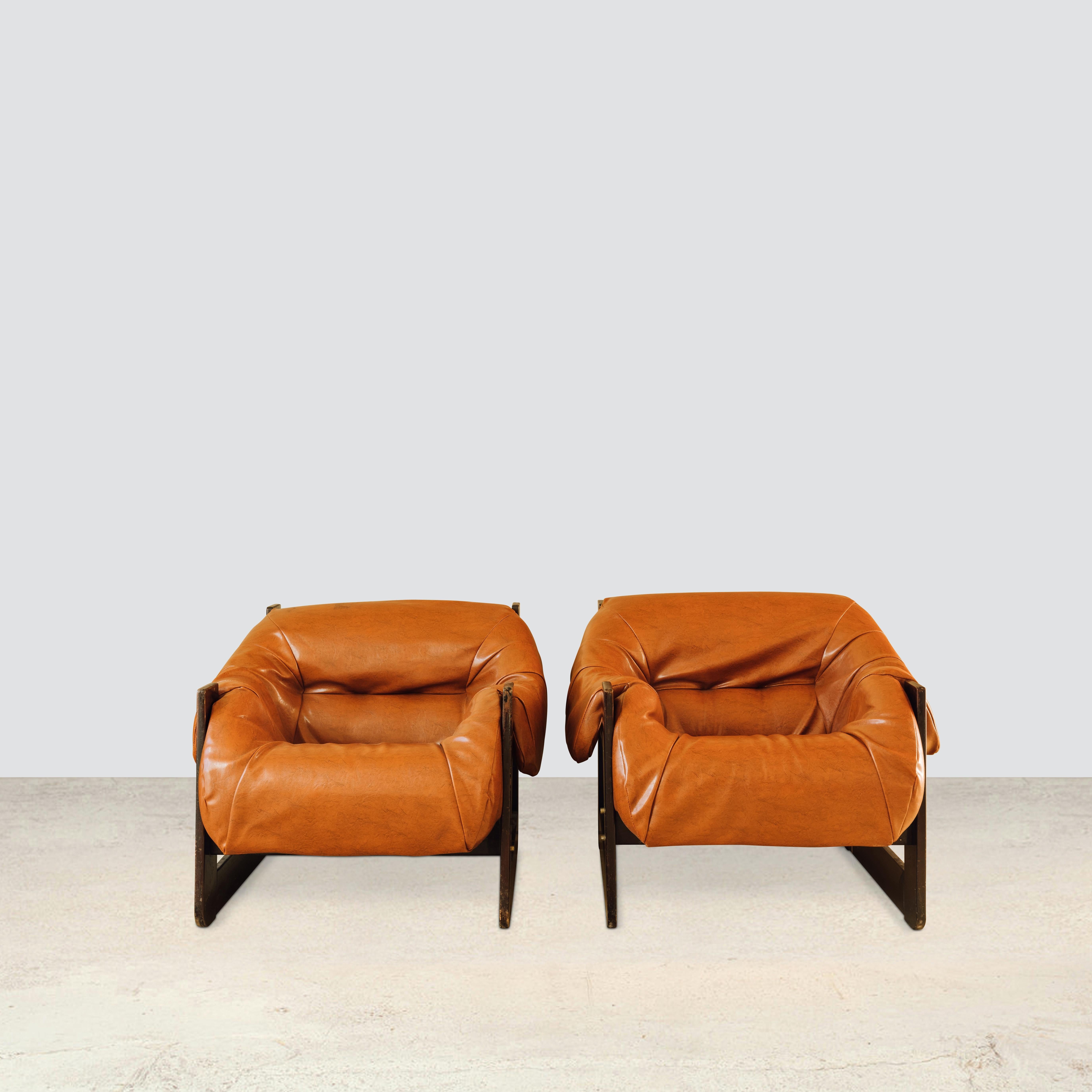 MP97 Armchair
By Percival Lafer 1970

Beautiful pair of brown lounge armchairs in brown Leather and Jatoba by Percival Lafer. Percival Lafer is an iconic contemporary Brazilian furniture maker and pioneer of the Brazilian Modernist movement. He