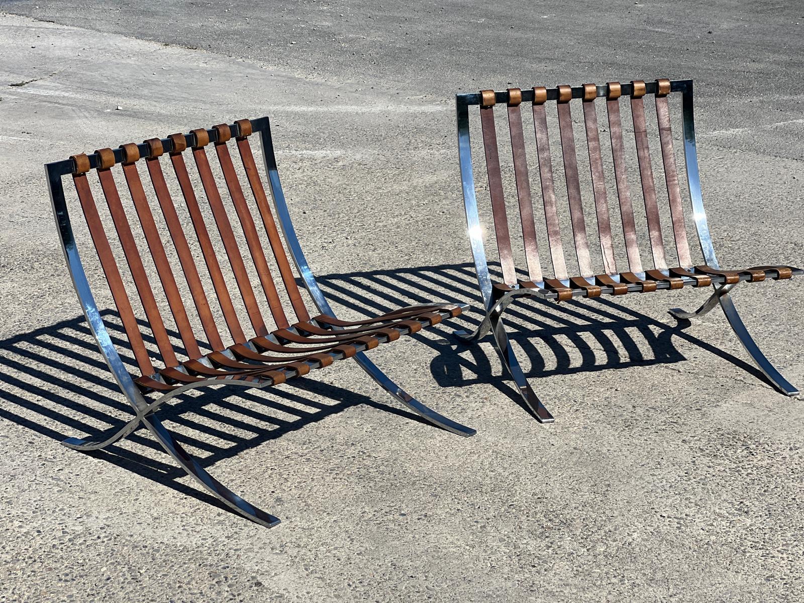 Paire de Fauteuils MR 90 Barcelona par Ludwig Mies Van Der Rohe pour Knoll Inc. / Knoll International, 1950s.
The structure is in excellent condition . 
Il s'agit d'une rare édition originale des années 1950 en cuir marron. 
Sur les éditions