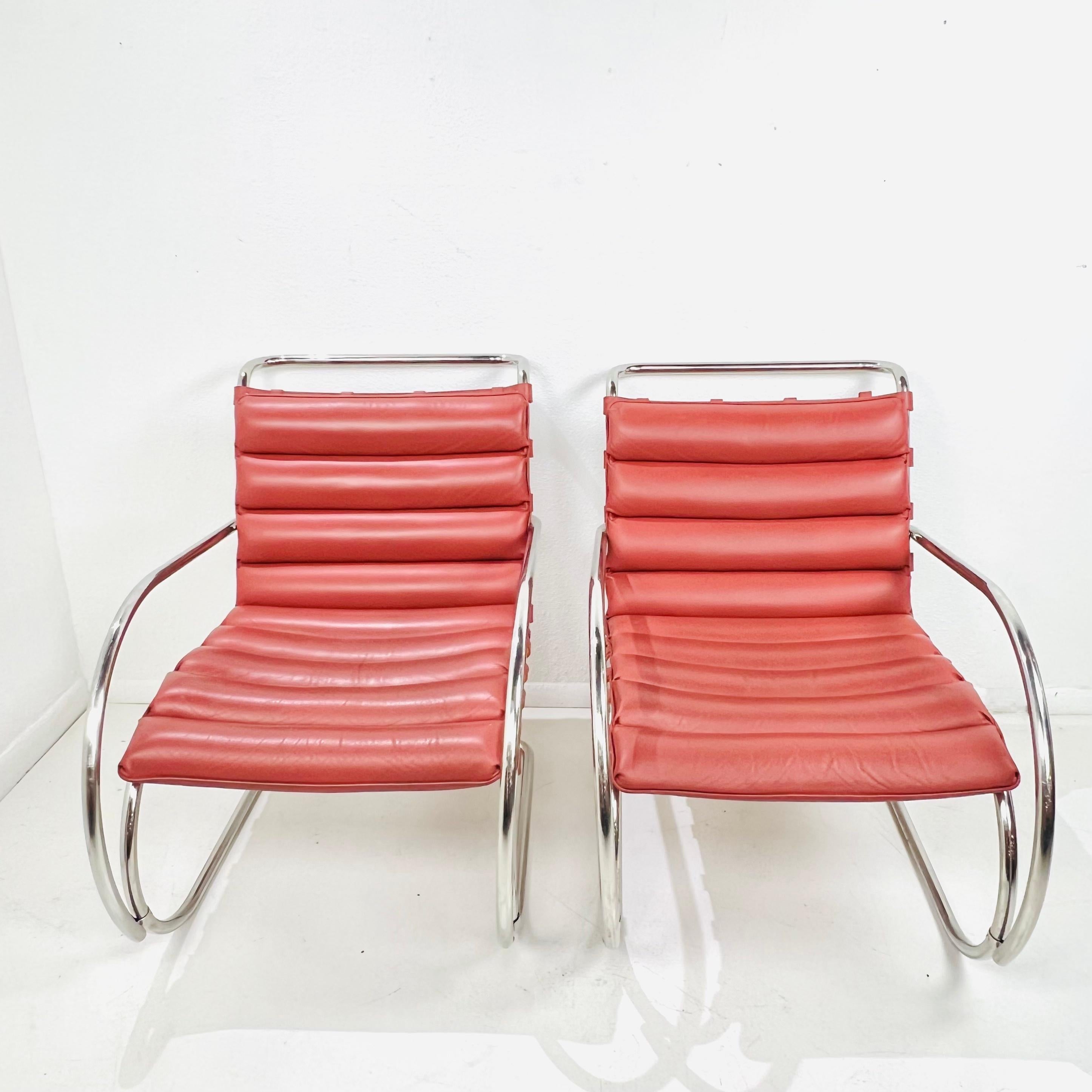Fantastique paire de fauteuils MR Lounge conçus par Mies Van der Rohe pour Knoll. Avec son dossier incliné et son rebond en porte-à-faux, la chaise longue MR invite à la détente. L'assise en forme de tuf tombe en cascade le long de la structure en