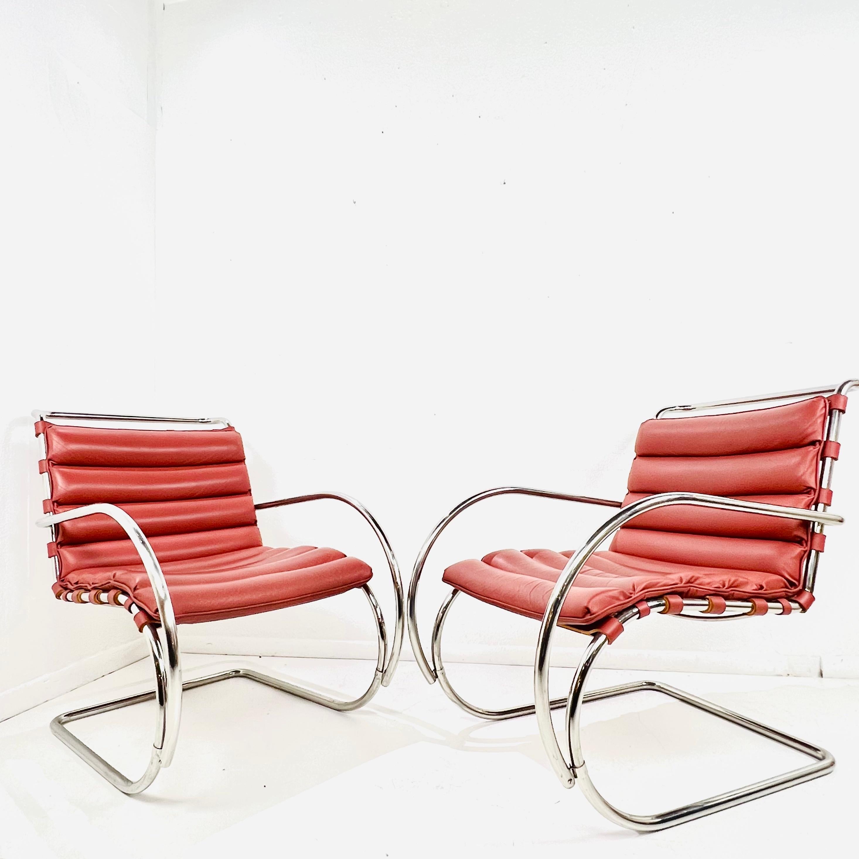 Mid-Century Modern Paire de fauteuils de salon MR de Mies Van Der Rohe pour Knoll en vente