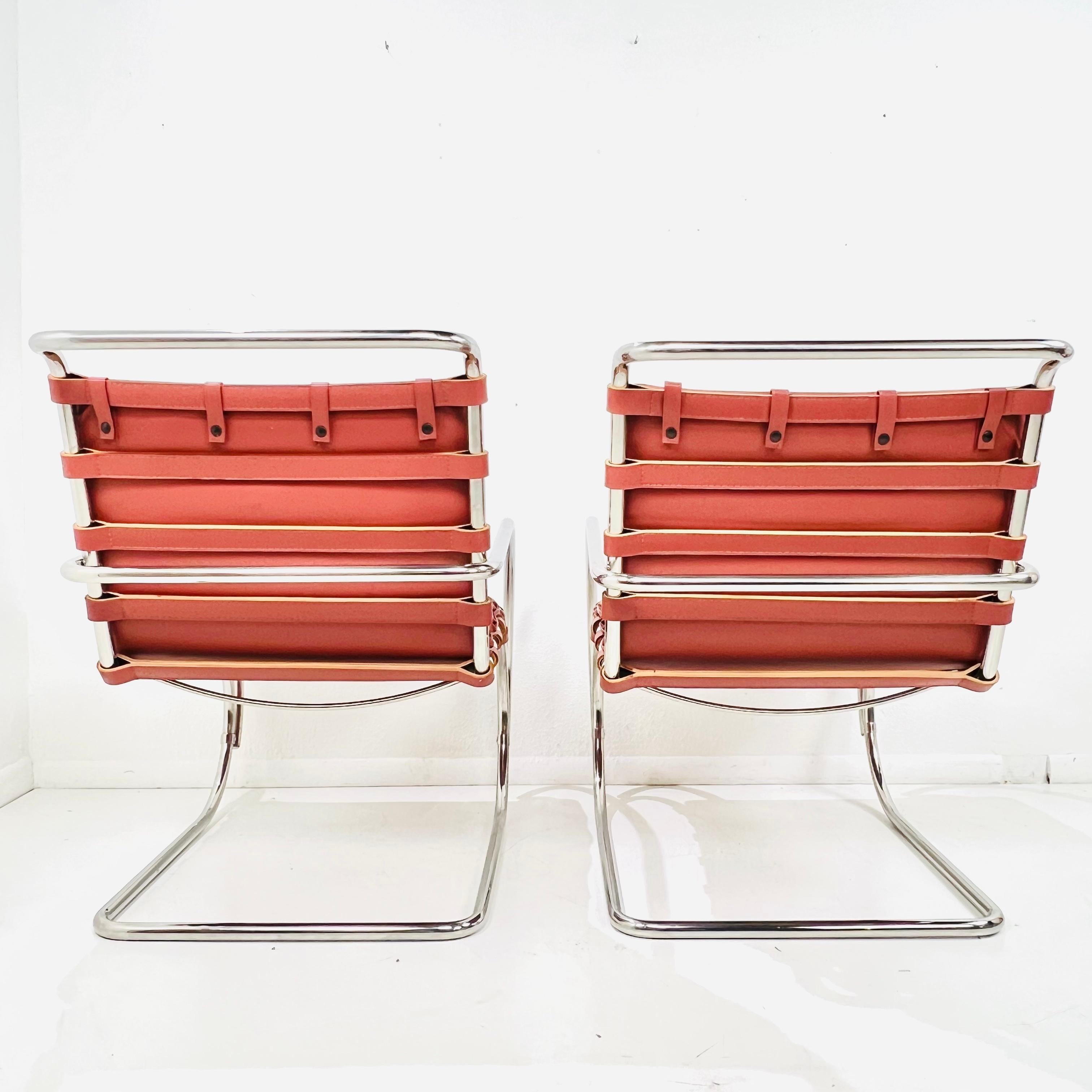 20ième siècle Paire de fauteuils de salon MR de Mies Van Der Rohe pour Knoll en vente