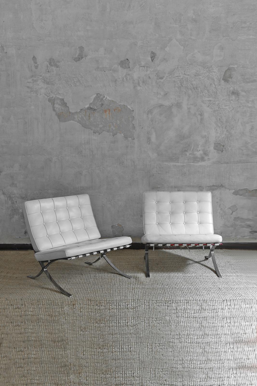 Coppia di sedie MR90 Barcelona di Mies Van Der Rohe per Knoll International
Progettato nel 1929 per il padiglione tedesco dell'Esposizione Internazionale di Barcellona.
Dimensioni: 75 L x 73 H x 76 D cm