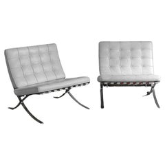 Ein Paar MR90 Barcelona-Stühle von Mies Van Der Rohe für Alivar