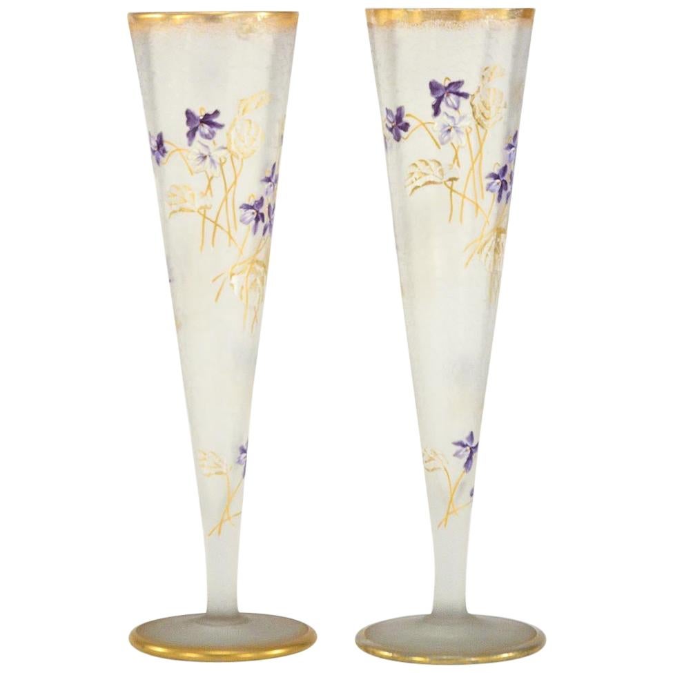 Paire de grands vases trompettes en verre camée Mt. Joye avec décorations violettes et dorées