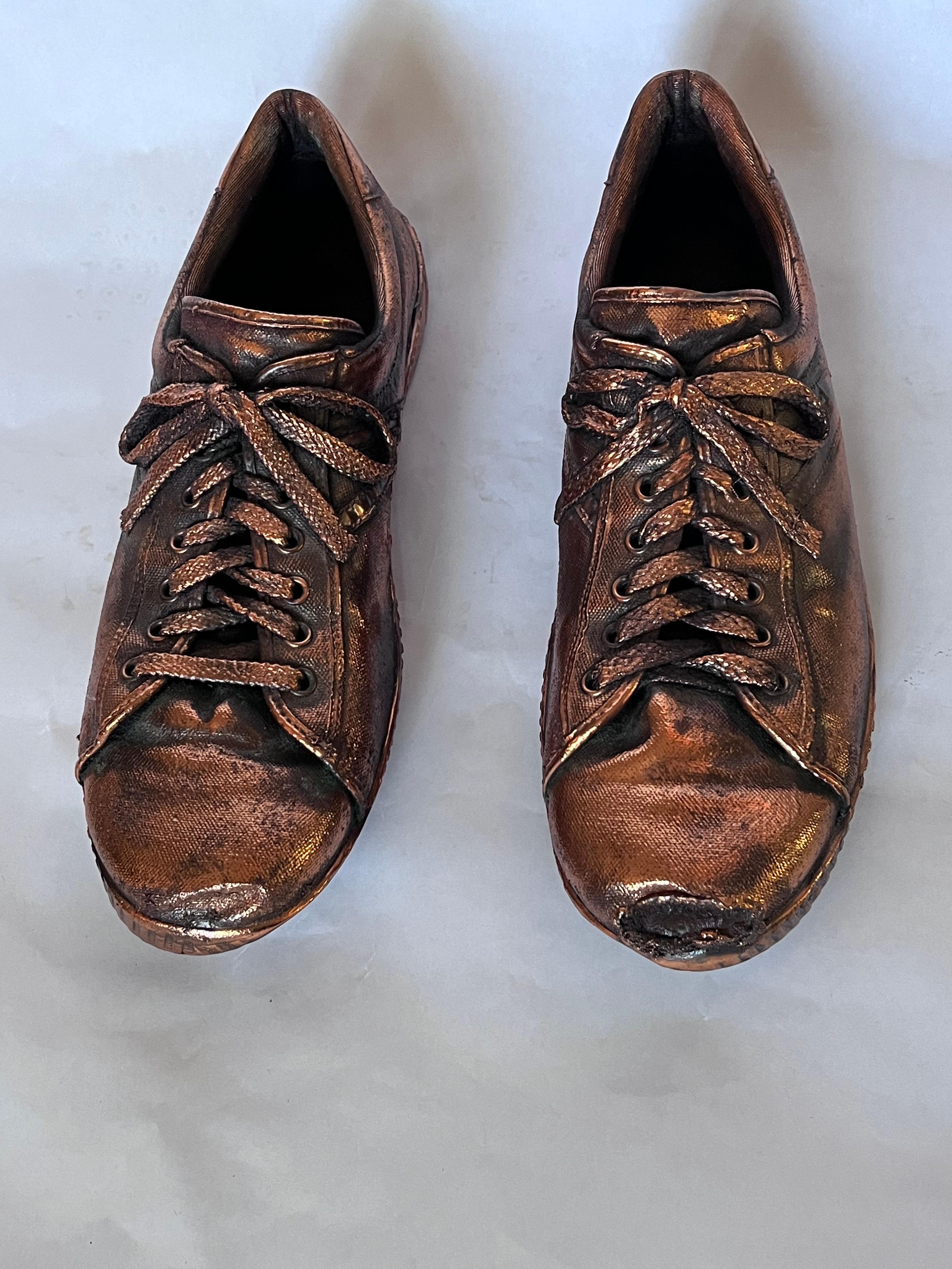 Coppia di scarpe da ginnastica Tretorn da uomo degli anni '70 in bronzo - misura 11,5 - Scultura d'epoca unica per la casa

Questo sorprendente paio di sneakers da uomo color bronzo cattura lo spirito degli anni '70 e l'eredità duratura di Tretorn,