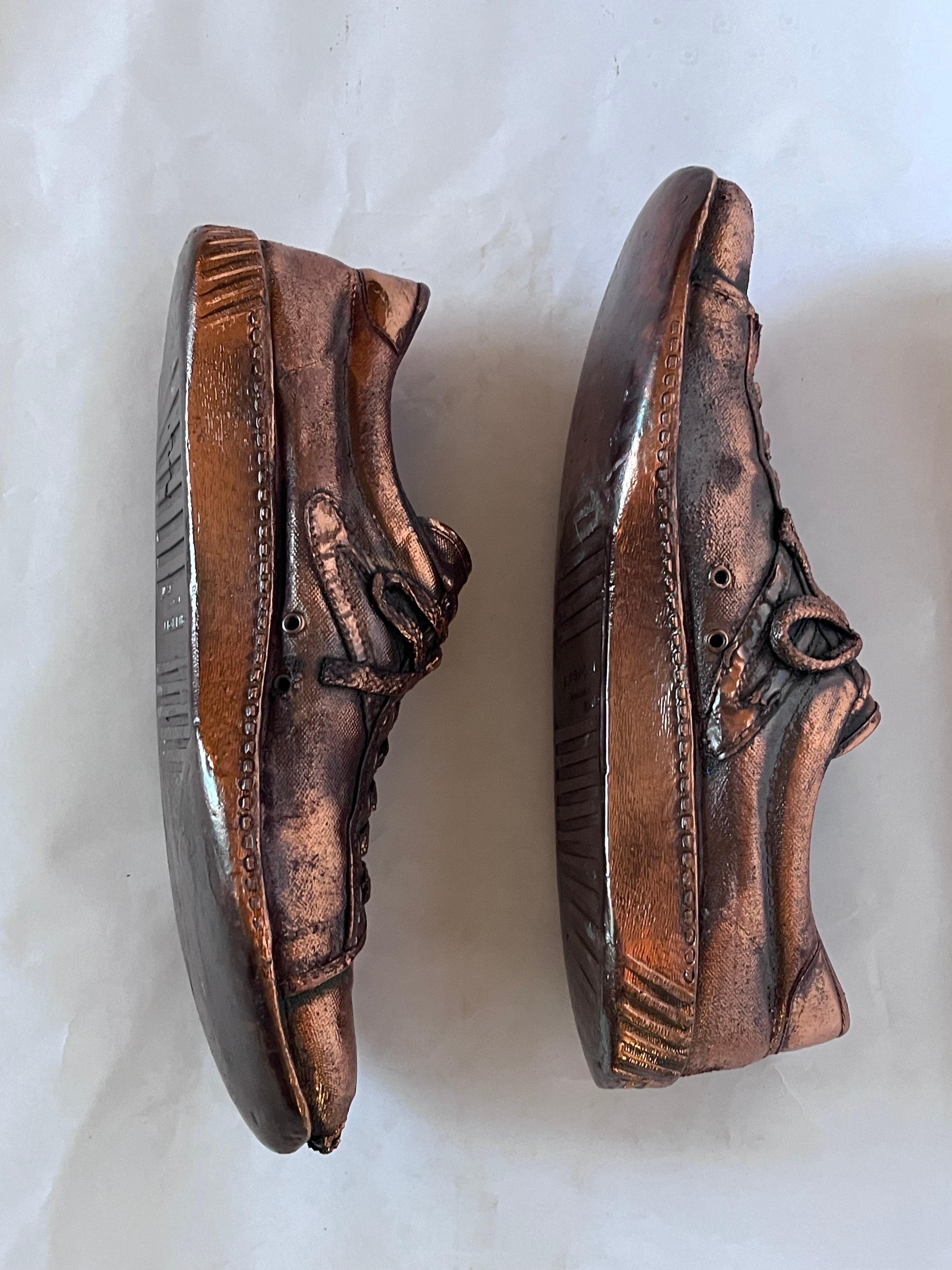 Mid-Century moderno Coppia di scarpe da ginnastica Tretorn Bronzed 1970's Uomo 11.5 Cool Home Sculpture in vendita