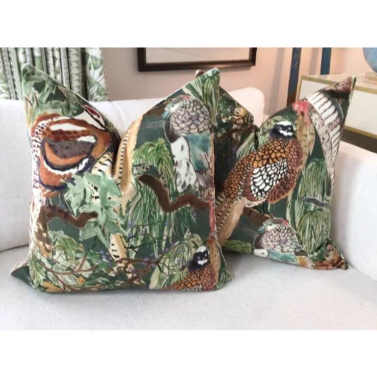 Mid-Century moderno Coppia di cuscini Mulberry for Lee Jofa Game Birds Velvet in Forest imbottiti di piume. in vendita