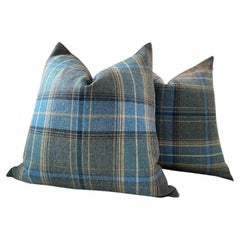 Paire d'oreillers en laine garnis de duvet Mulberry for Lee Jofa "Shetland Plaid" en bleu