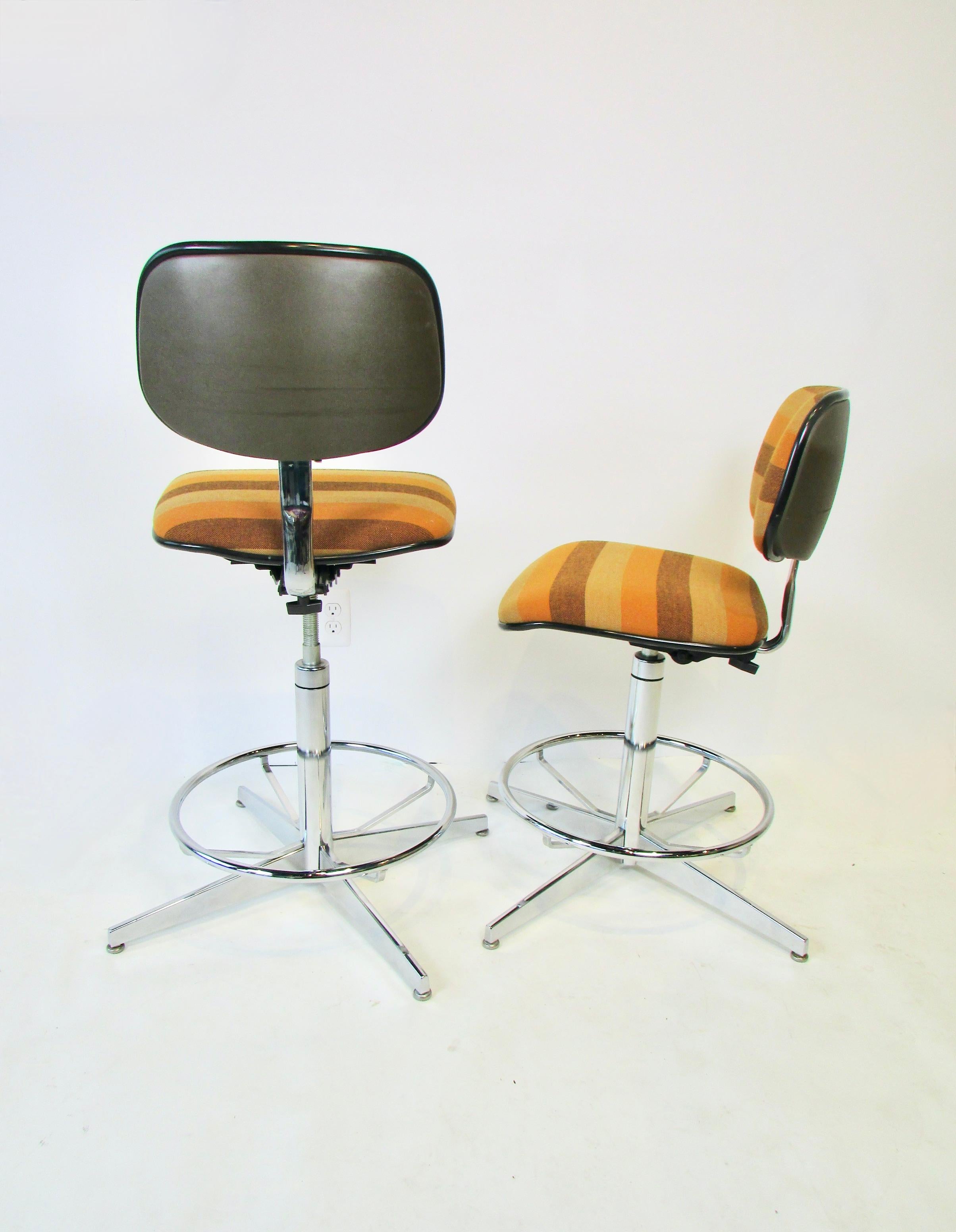 Pair of Multi Adjustable Steelcase Swivel Bar Stools in Girard Style Fabric In Good Condition For Sale In Ferndale, MI