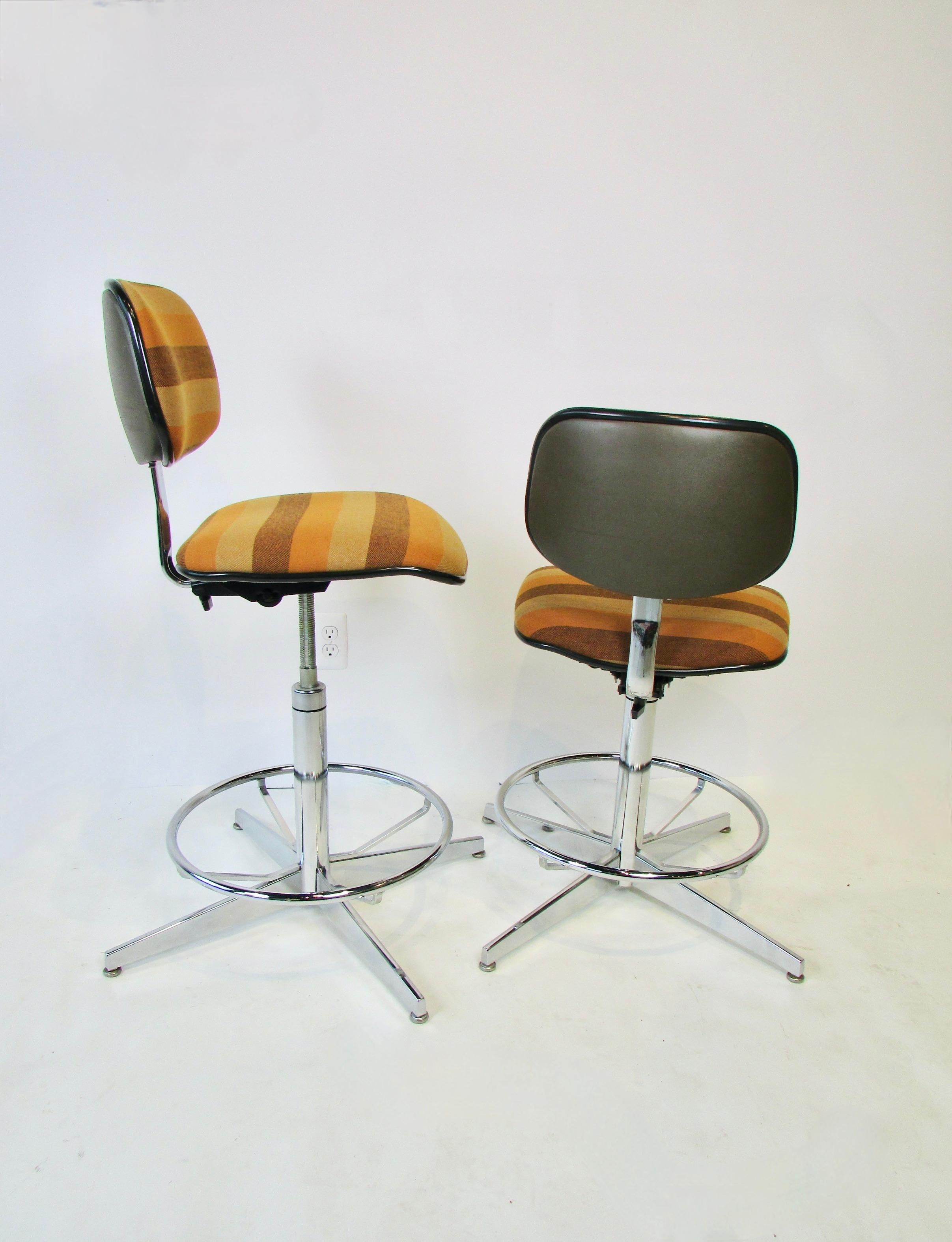 20th Century Pair of Multi Adjustable Steelcase Swivel Bar Stools in Girard Style Fabric For Sale