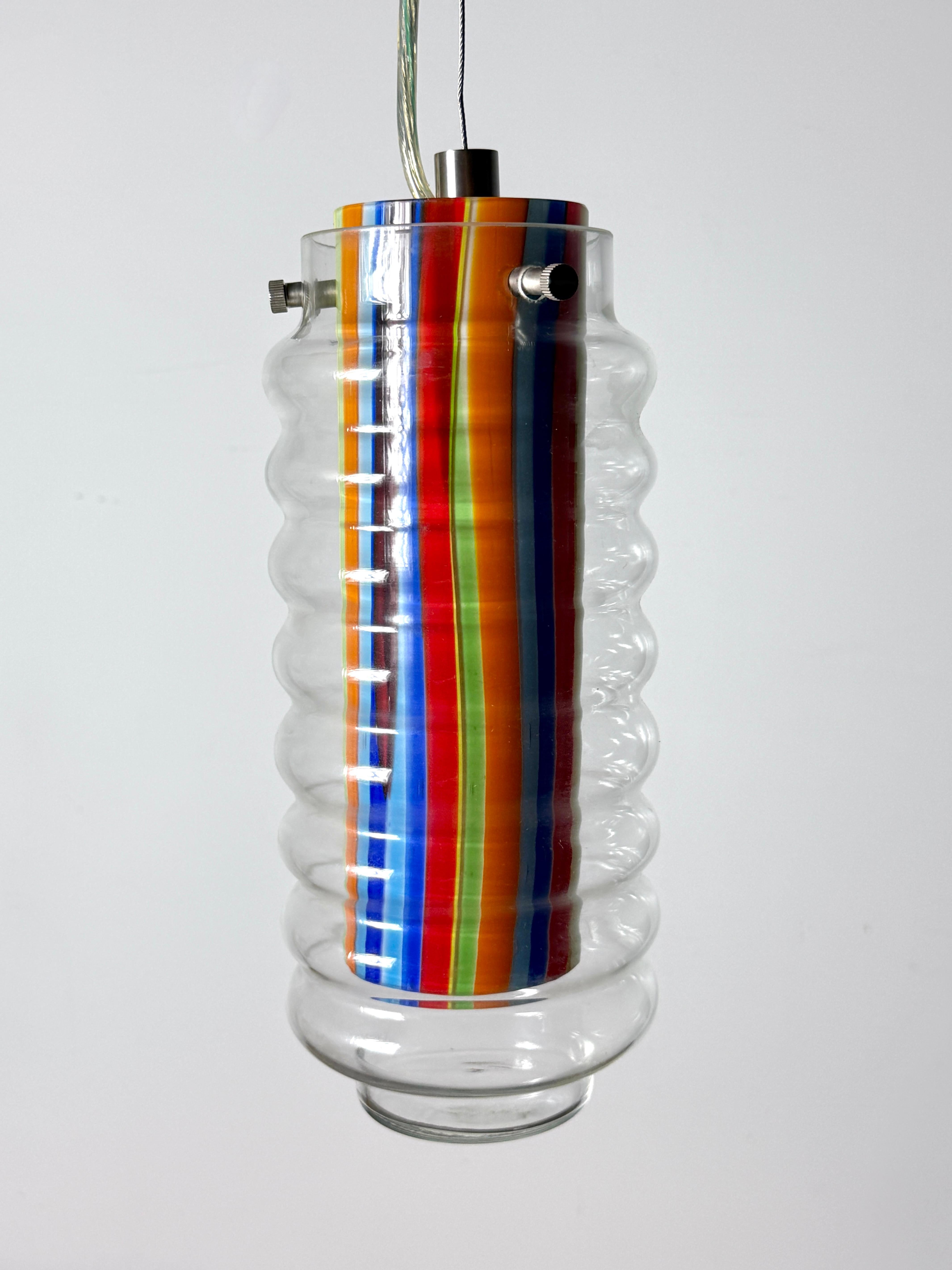 Moderne Paire de lampes suspendues cylindriques en verre strié multicolore par Kovacs en vente