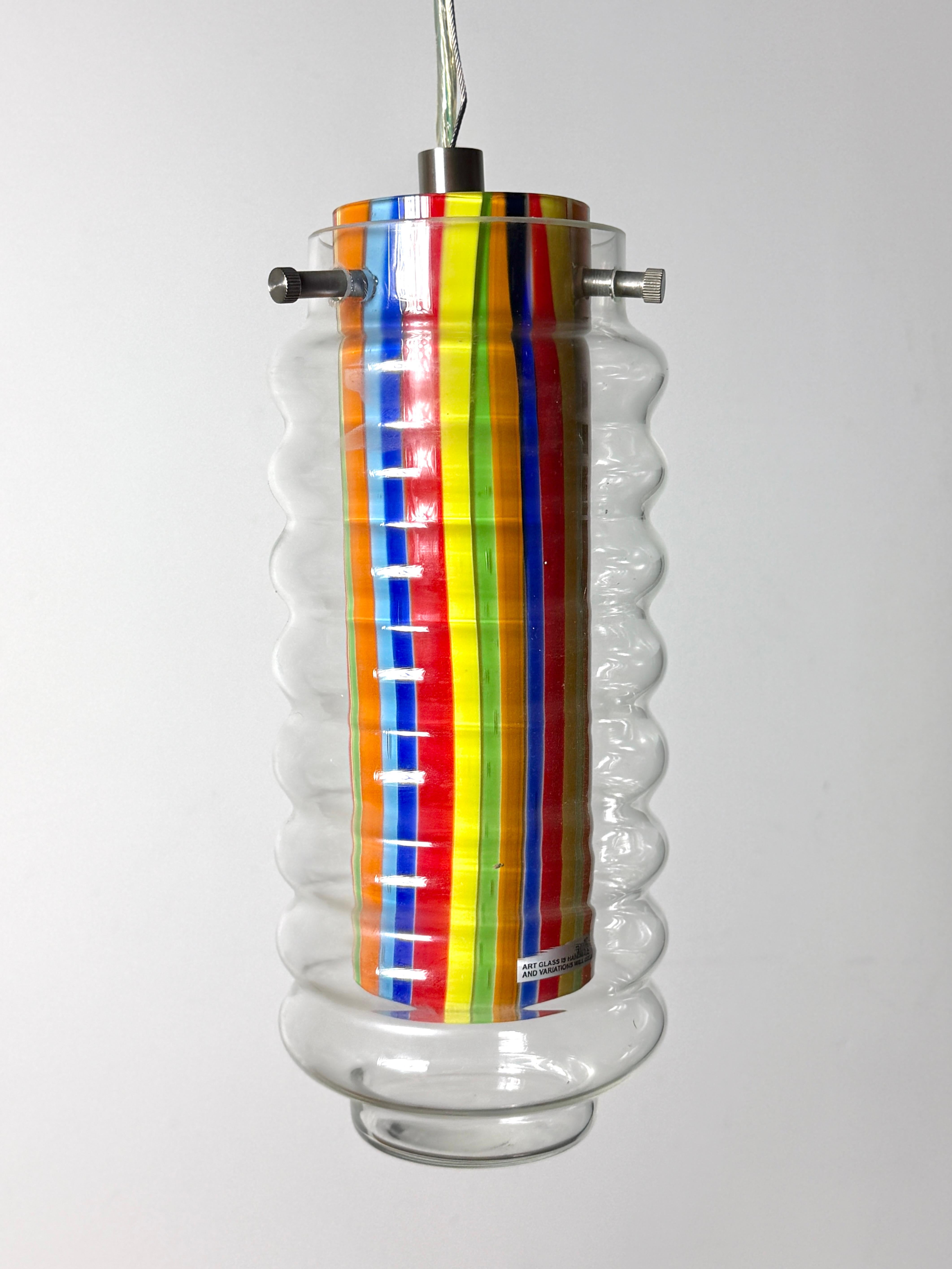 Américain Paire de lampes suspendues cylindriques en verre strié multicolore par Kovacs en vente