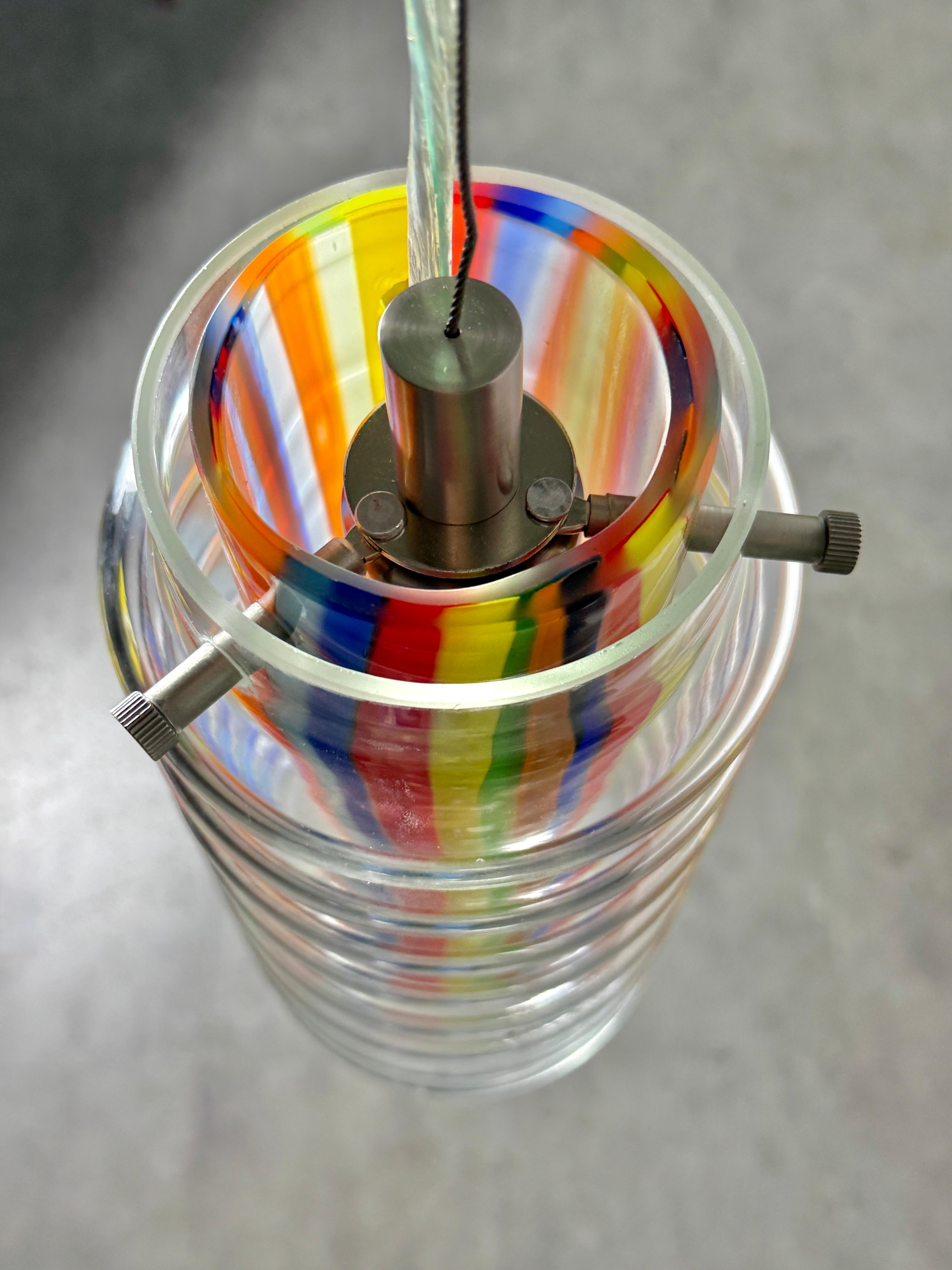Paire de lampes suspendues cylindriques en verre strié multicolore par Kovacs Bon état - En vente à Troy, MI