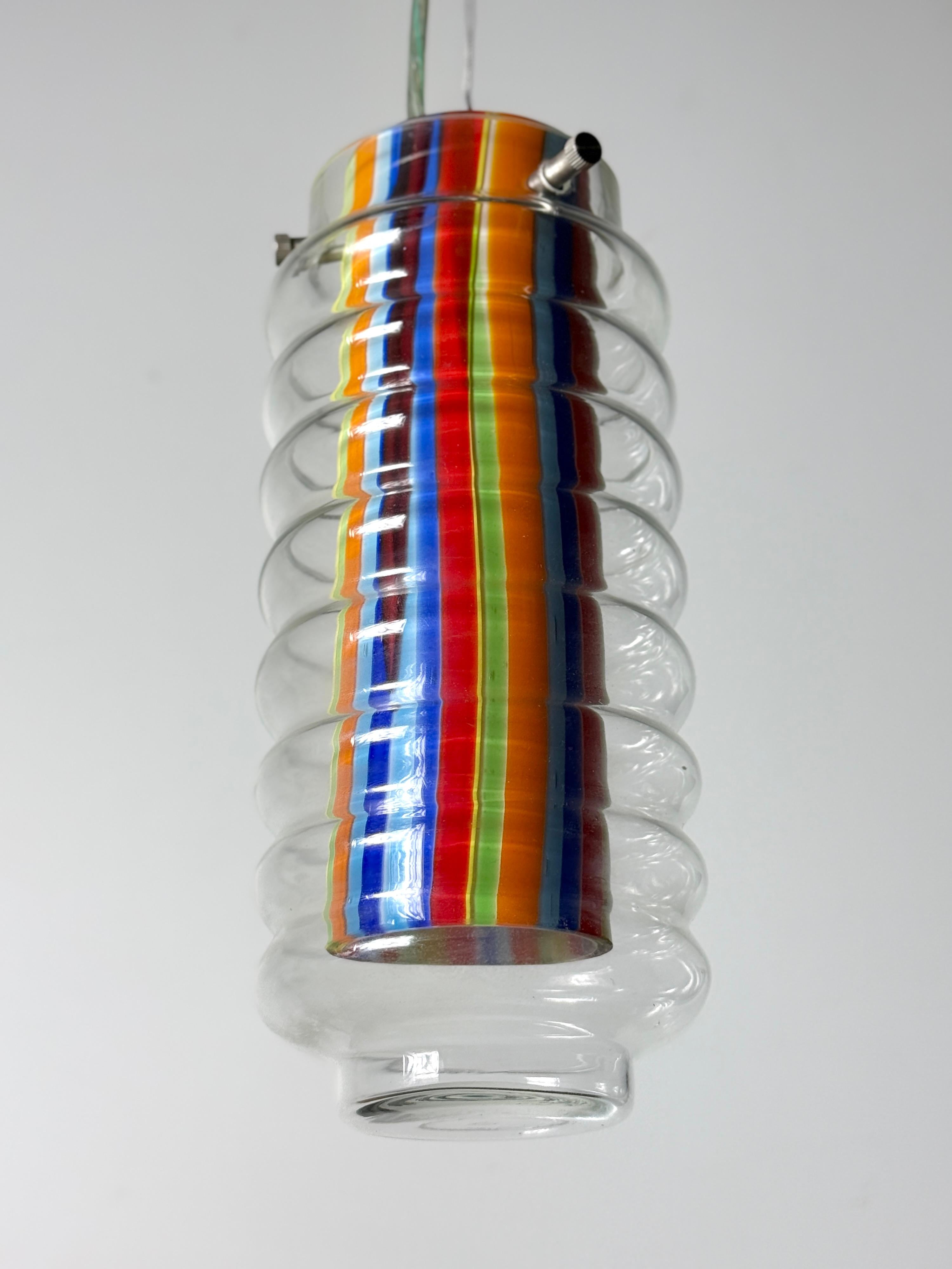 20ième siècle Paire de lampes suspendues cylindriques en verre strié multicolore par Kovacs en vente