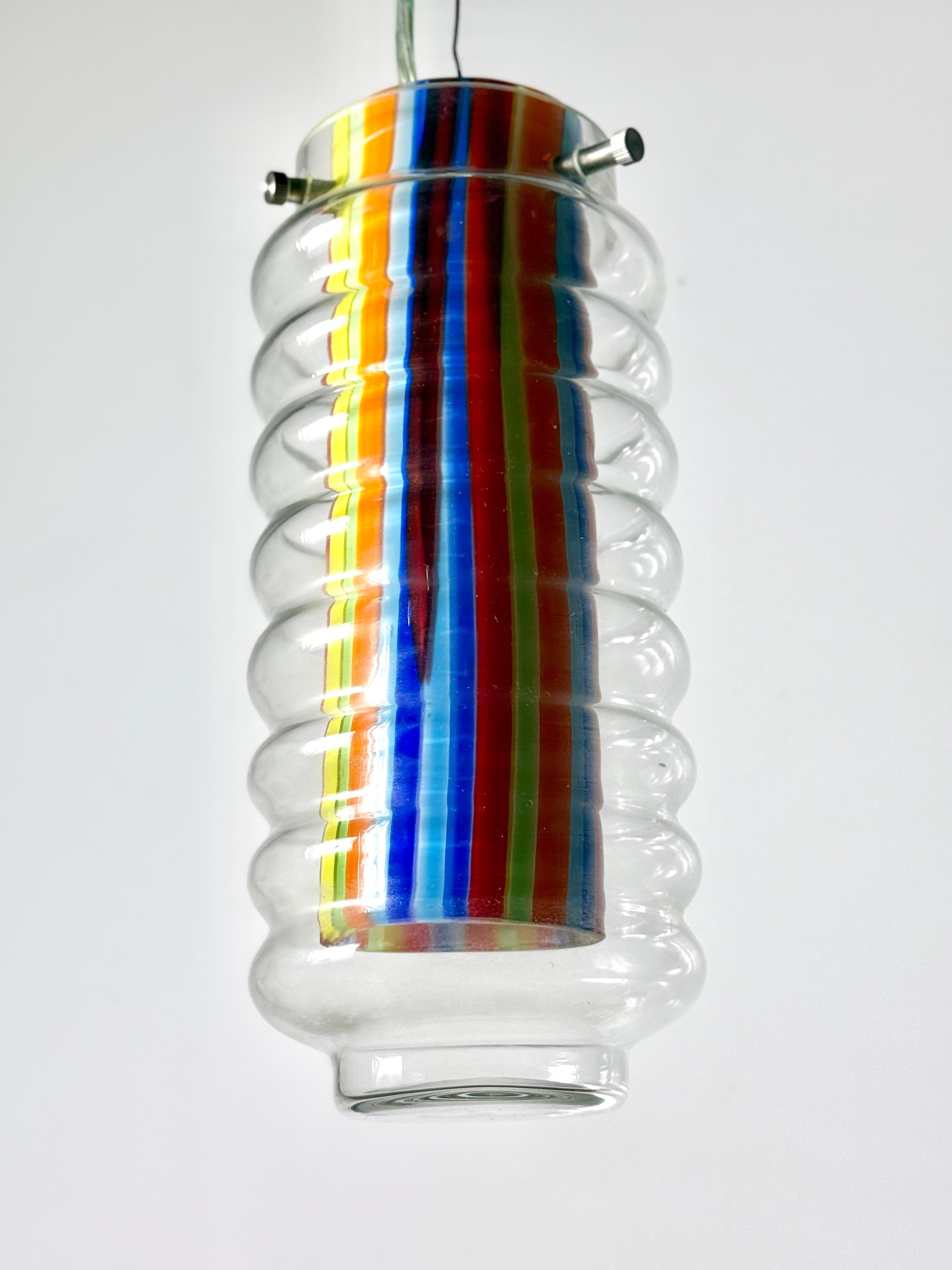 Verre Paire de lampes suspendues cylindriques en verre strié multicolore par Kovacs en vente