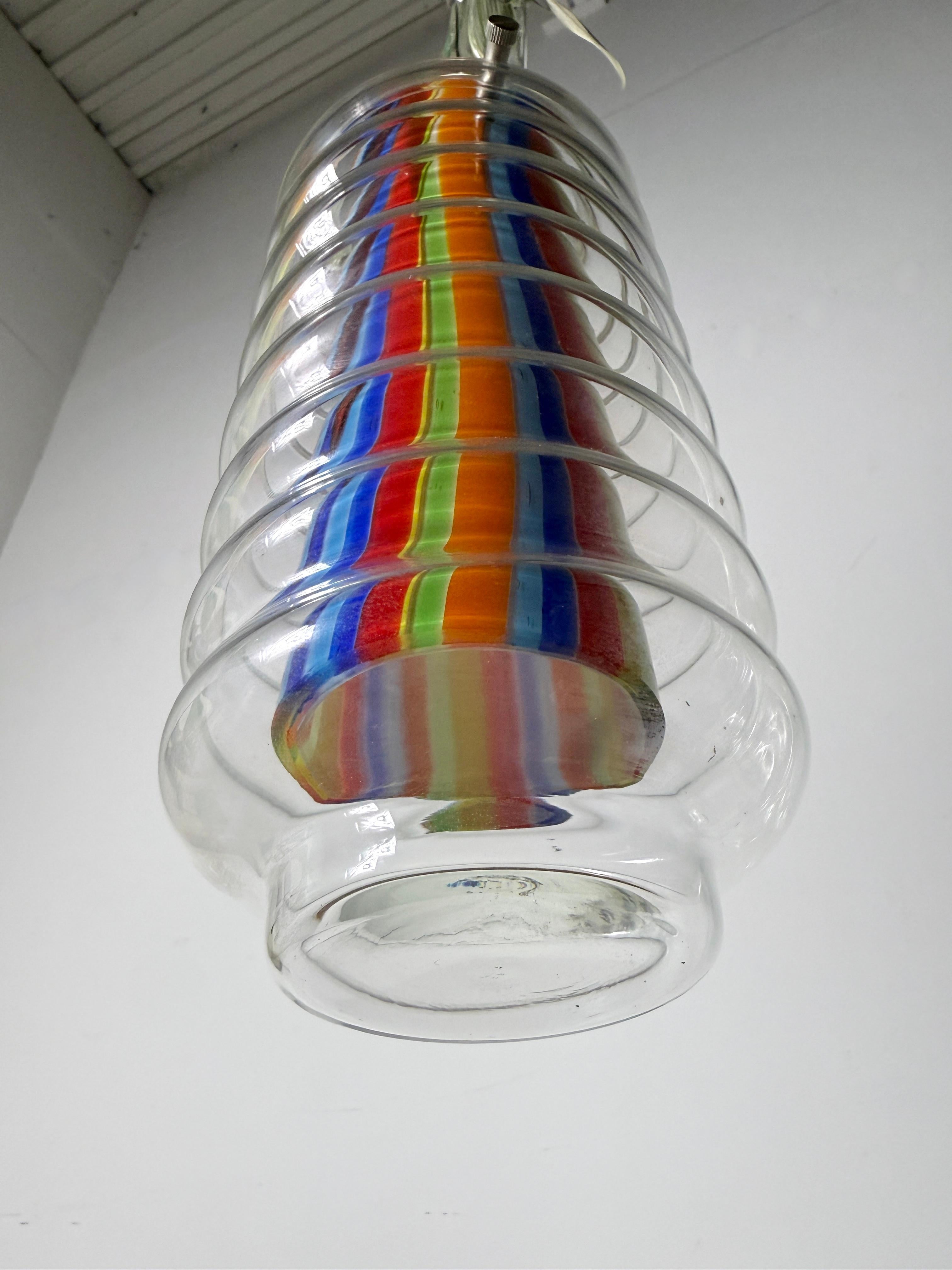 Paire de lampes suspendues cylindriques en verre strié multicolore par Kovacs en vente 1