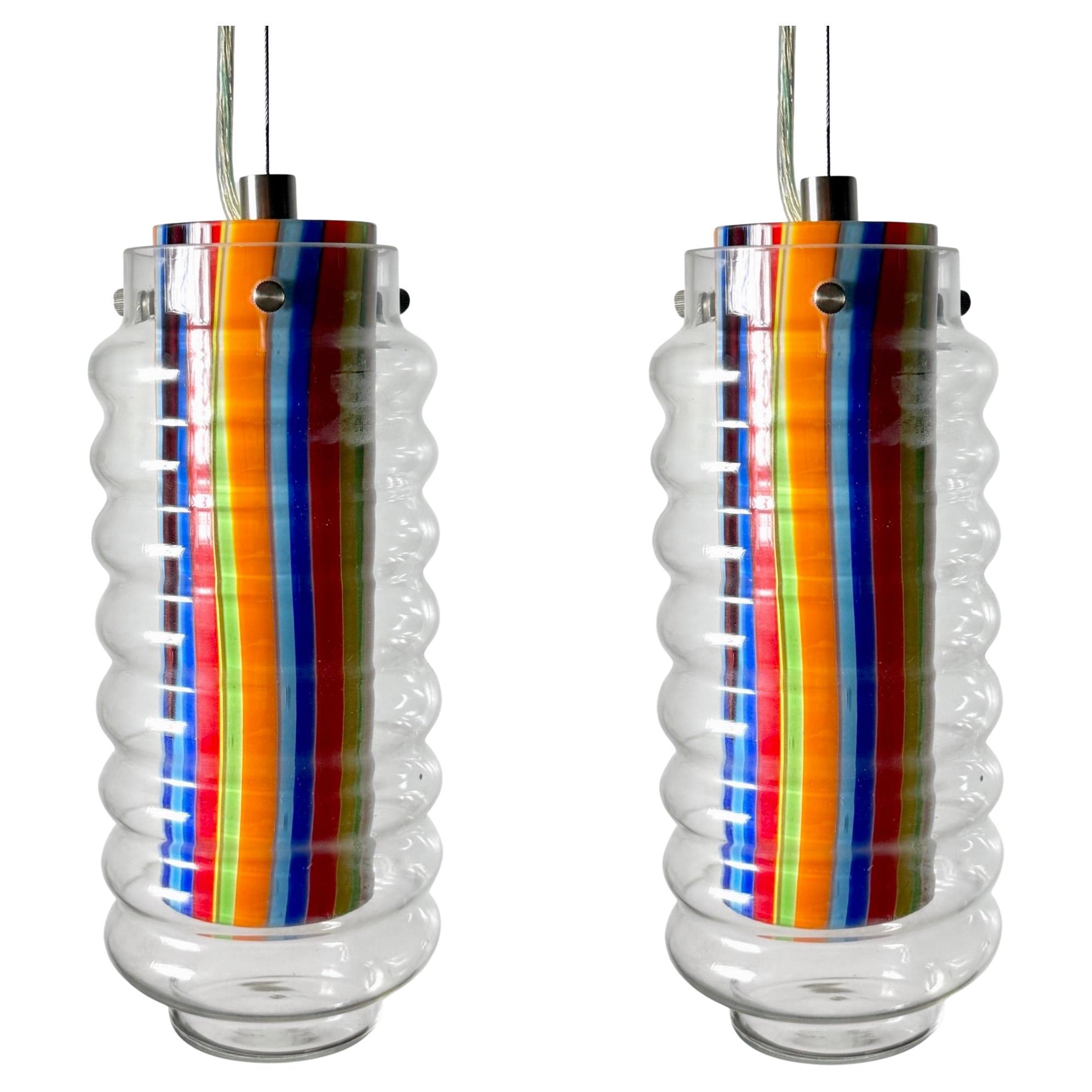 Paire de lampes suspendues cylindriques en verre strié multicolore par Kovacs en vente