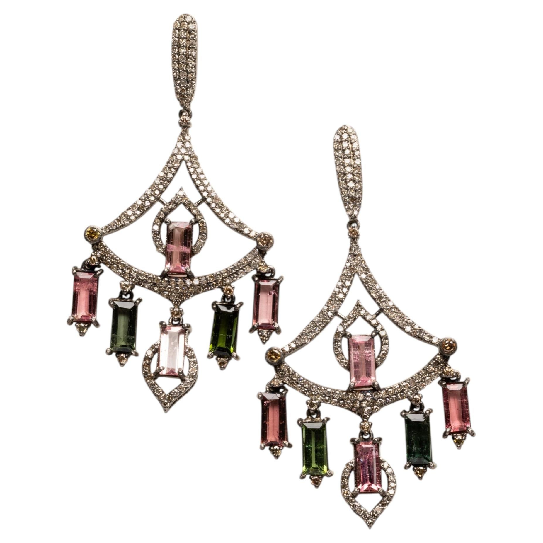 Par de pendientes tipo candelabro multicolores con turmalinas de talla esmeralda y diamantes