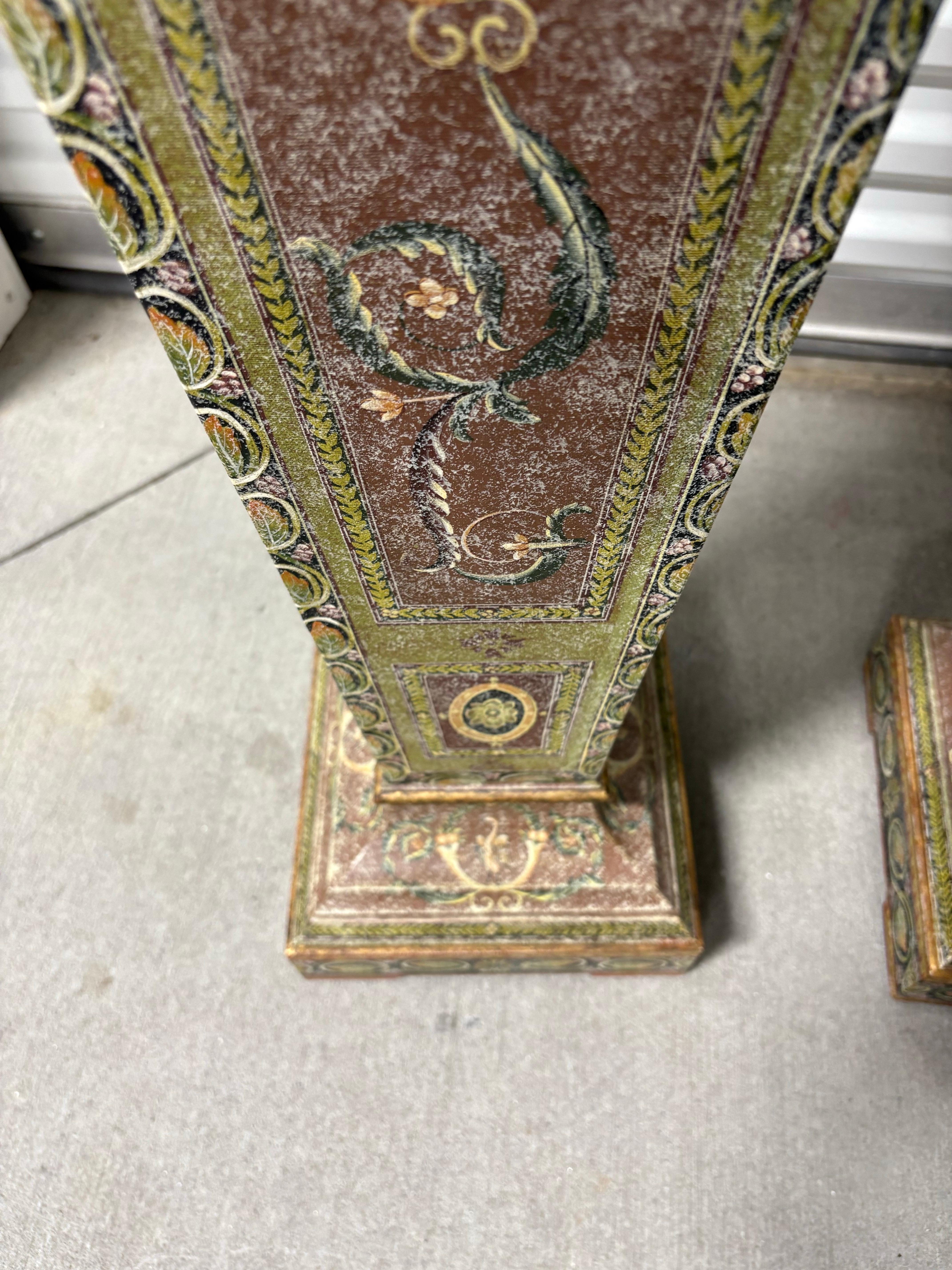 Legno Coppia di piedistalli con motivi multicolore, XX secolo in vendita