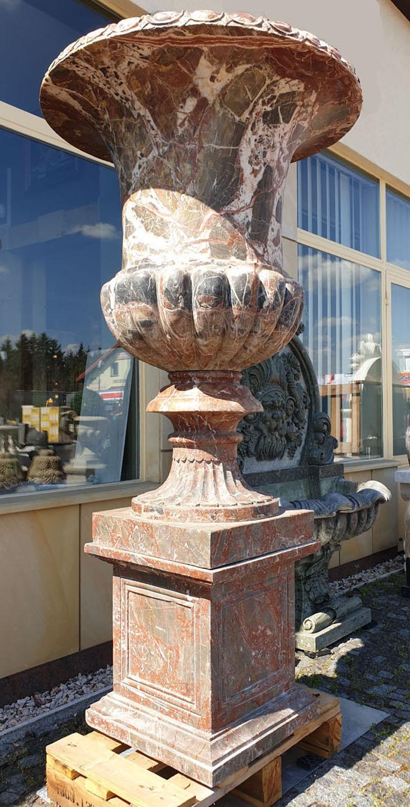 Pair of multicolored marble jardinières almost 2 meters high - Contemporary Replica
A pair of beautiful, classicist jardinières, made entirely of multicolored marble, with meticulous attention to historical details that have been recreated down to