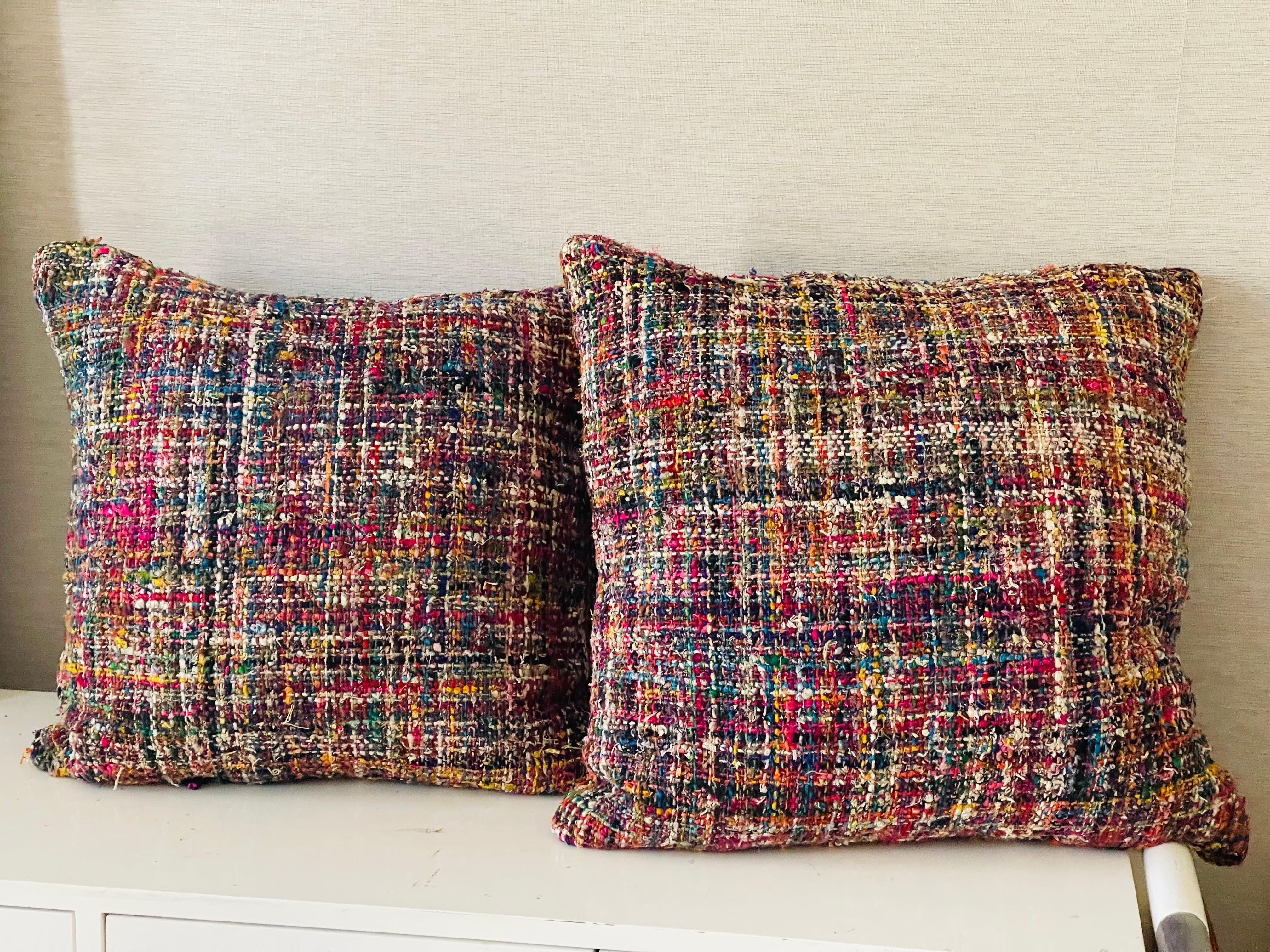 Spettacolare coppia di cuscini in tweed boucle multicolore, quadrati da 23 pollici, con inserti in piuma.