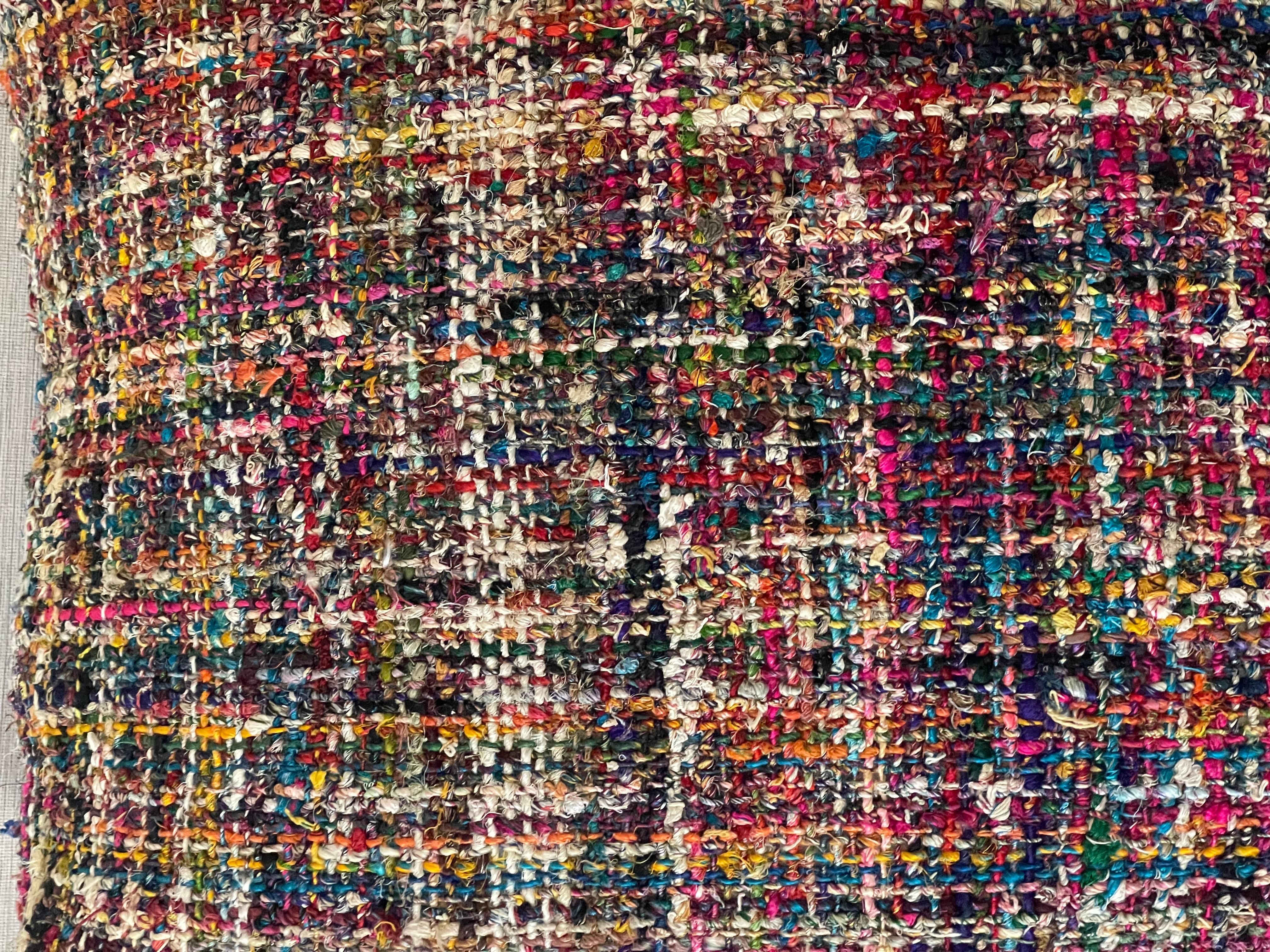 Americano Coppia di cuscini in bouclè di tweed multicolore con piume da 23 pollici in vendita