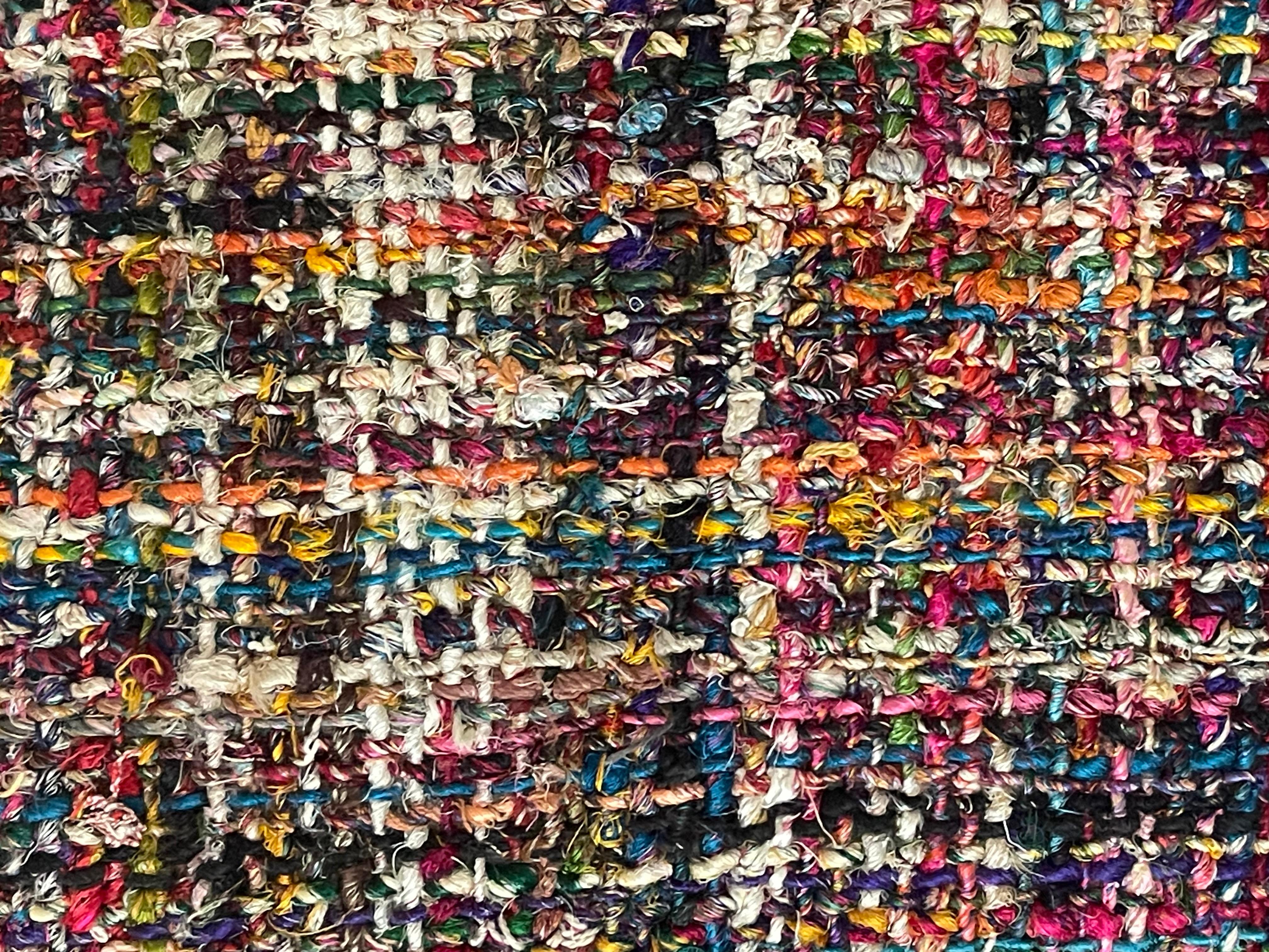 Coppia di cuscini in bouclè di tweed multicolore con piume da 23 pollici In condizioni buone in vendita a Boca Raton, FL