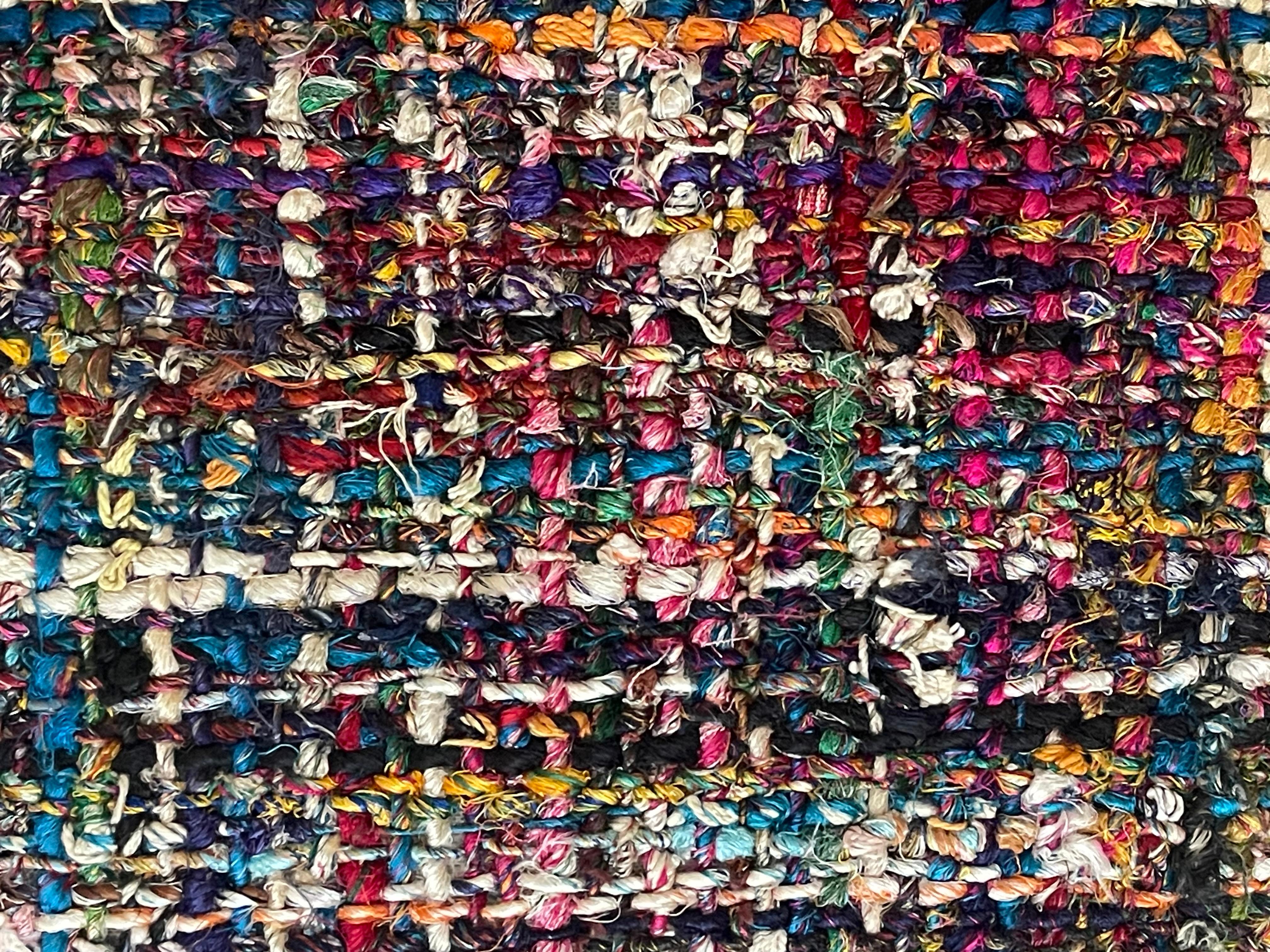 Fine XX secolo Coppia di cuscini in bouclè di tweed multicolore con piume da 23 pollici in vendita