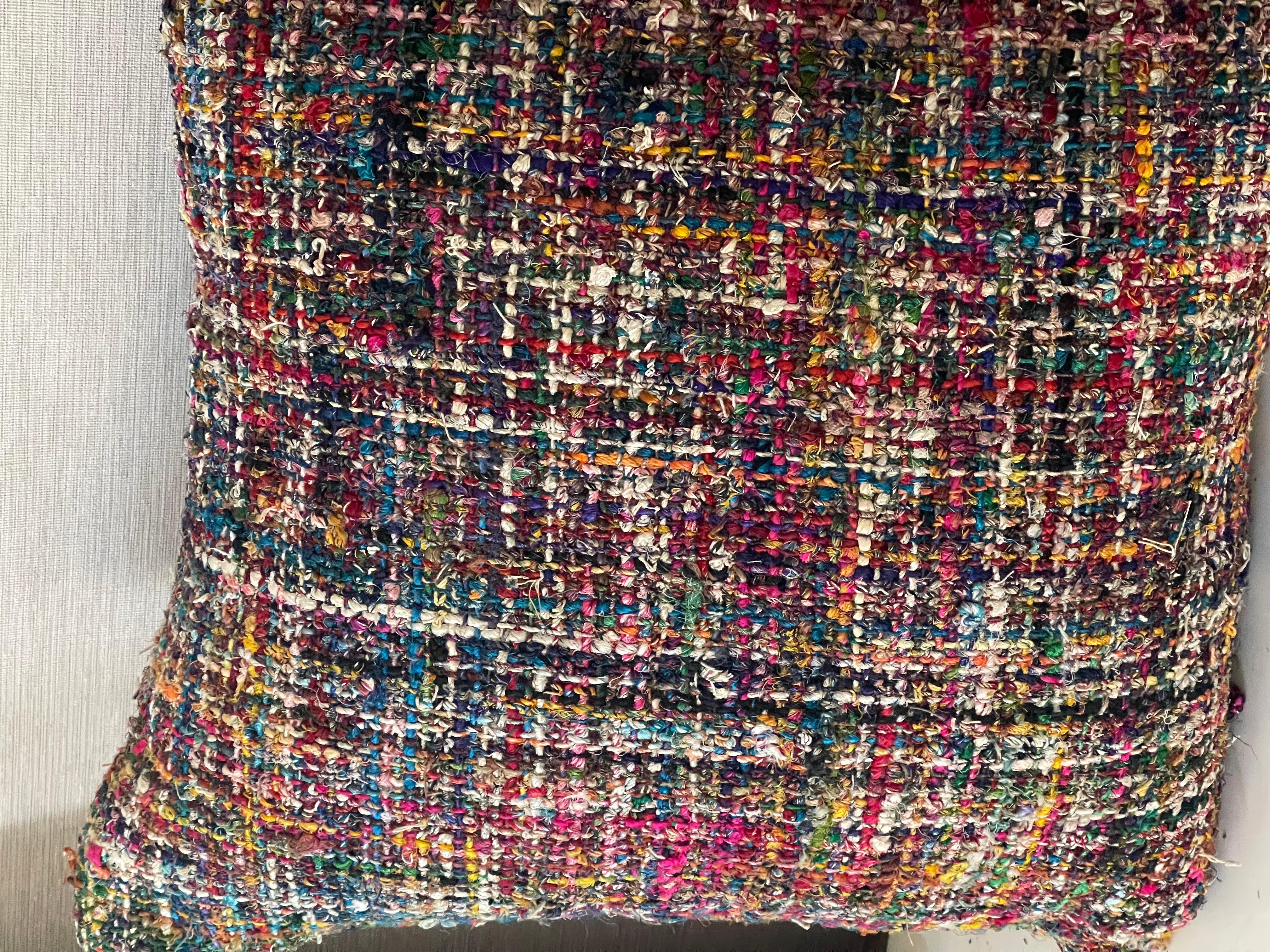 Tessile Coppia di cuscini in bouclè di tweed multicolore con piume da 23 pollici in vendita