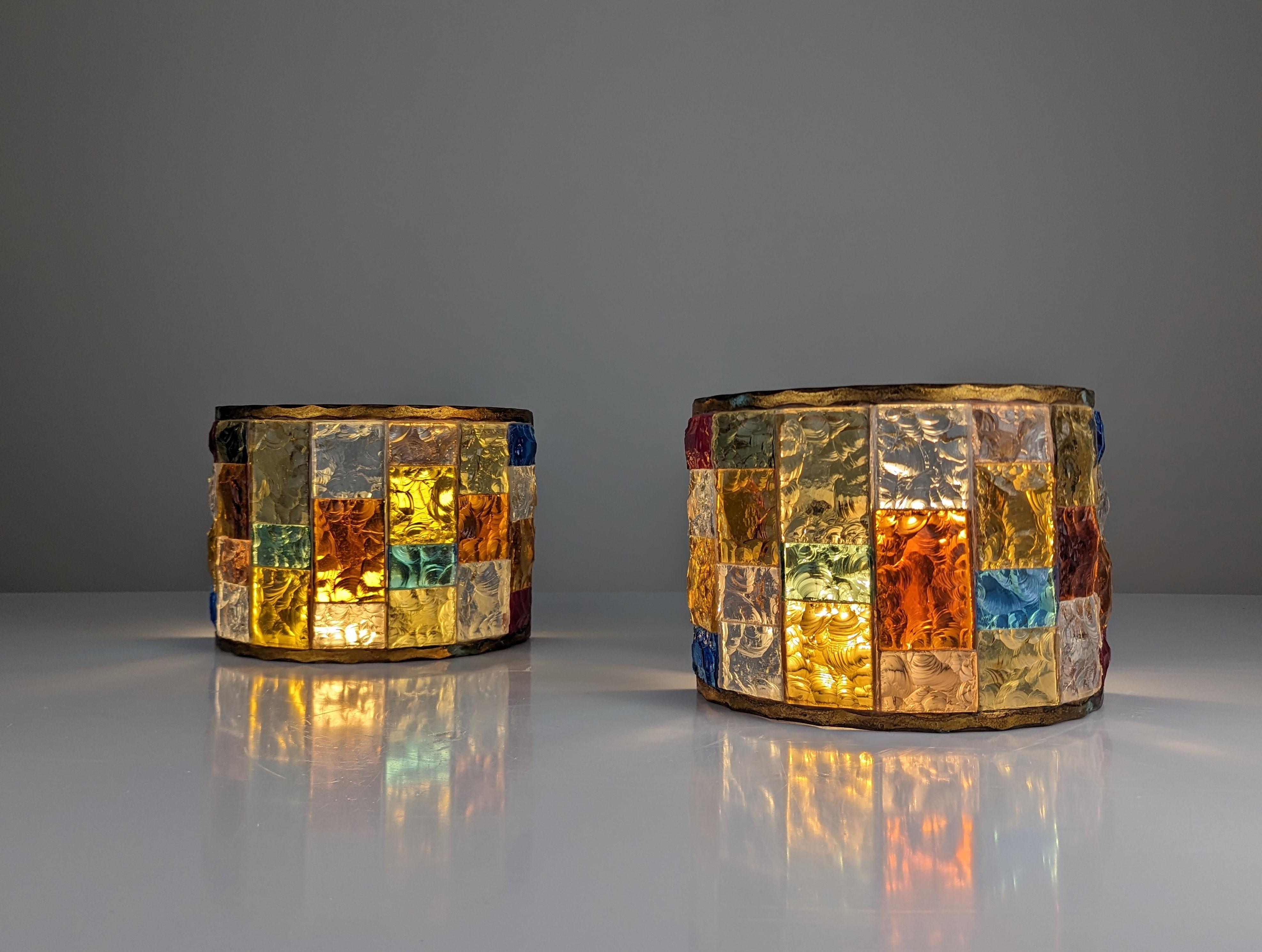 Paar mehrfarbige Wandleuchter aus gehämmertem, gehämmertem Glas und Schmiedeeisen von Longobard, Italien (Italienisch) im Angebot