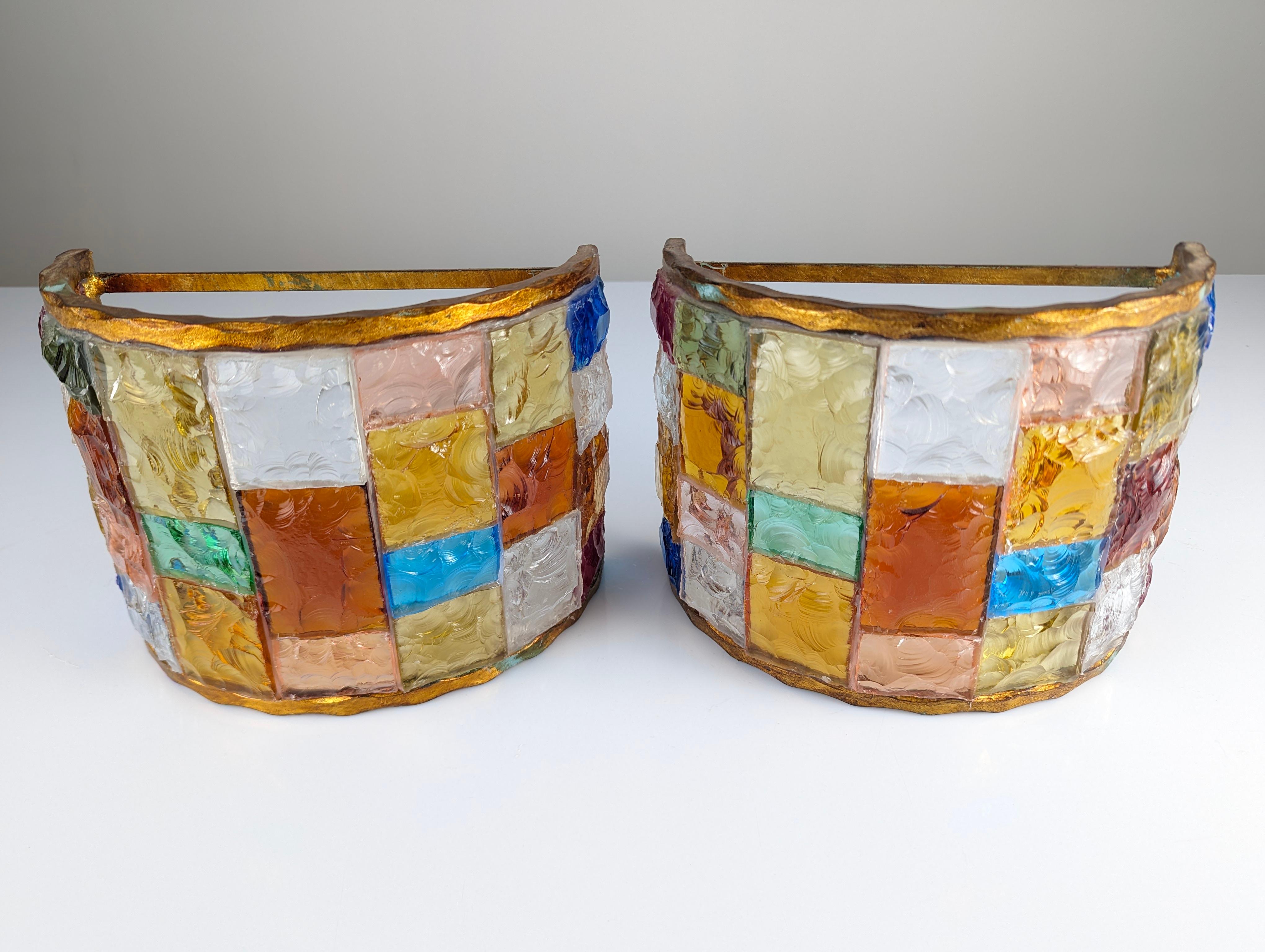 Paar mehrfarbige Wandleuchter aus gehämmertem, gehämmertem Glas und Schmiedeeisen von Longobard, Italien (Gehämmert) im Angebot