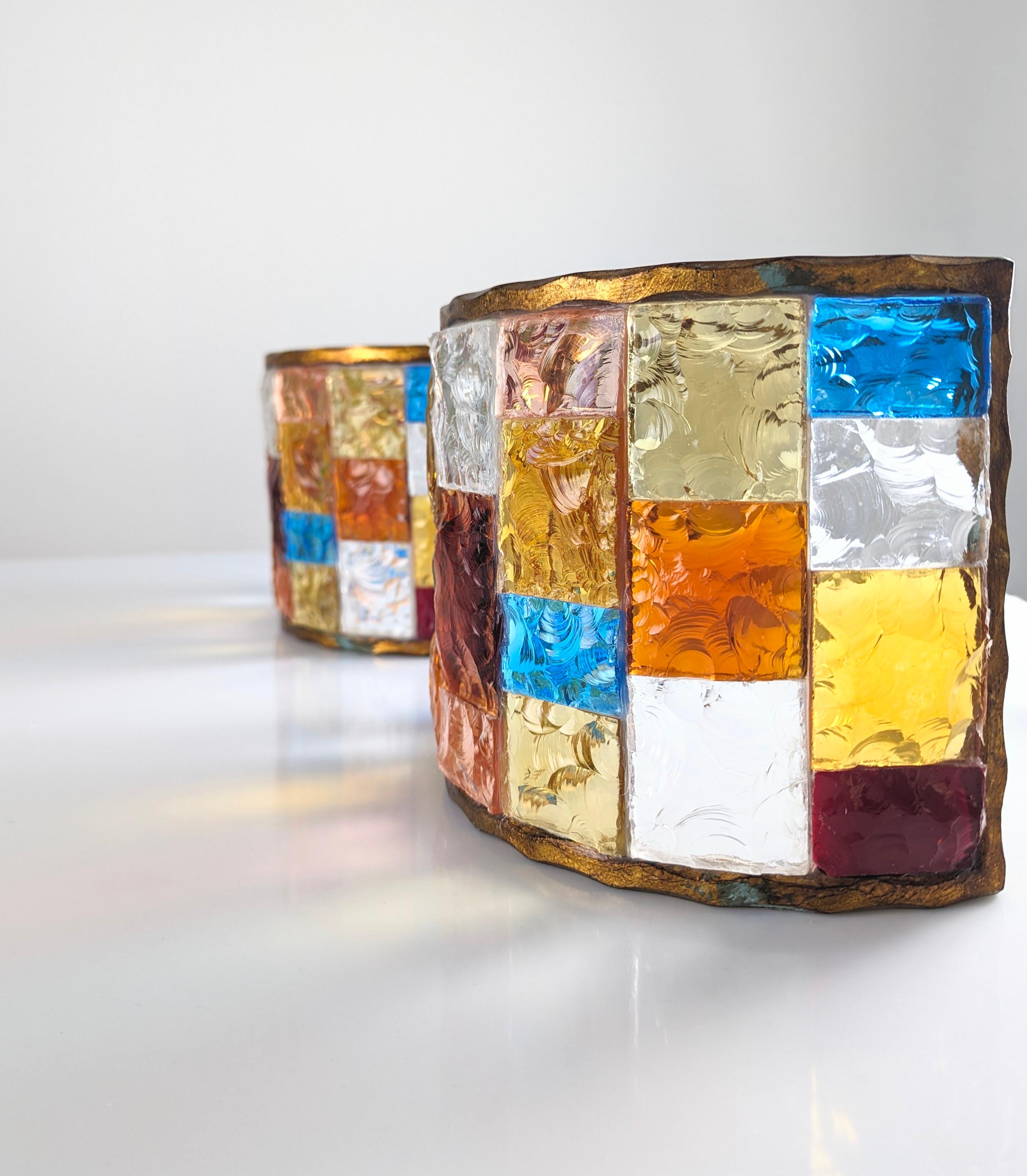 Paar mehrfarbige Wandleuchter aus gehämmertem, gehämmertem Glas und Schmiedeeisen von Longobard, Italien im Angebot 1