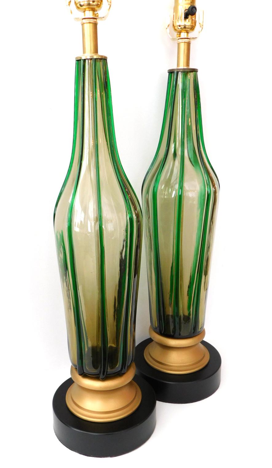 Mid-Century Modern Paire de lampes d'art en verre de Murano des années 1960 avec décoration verte appliquée