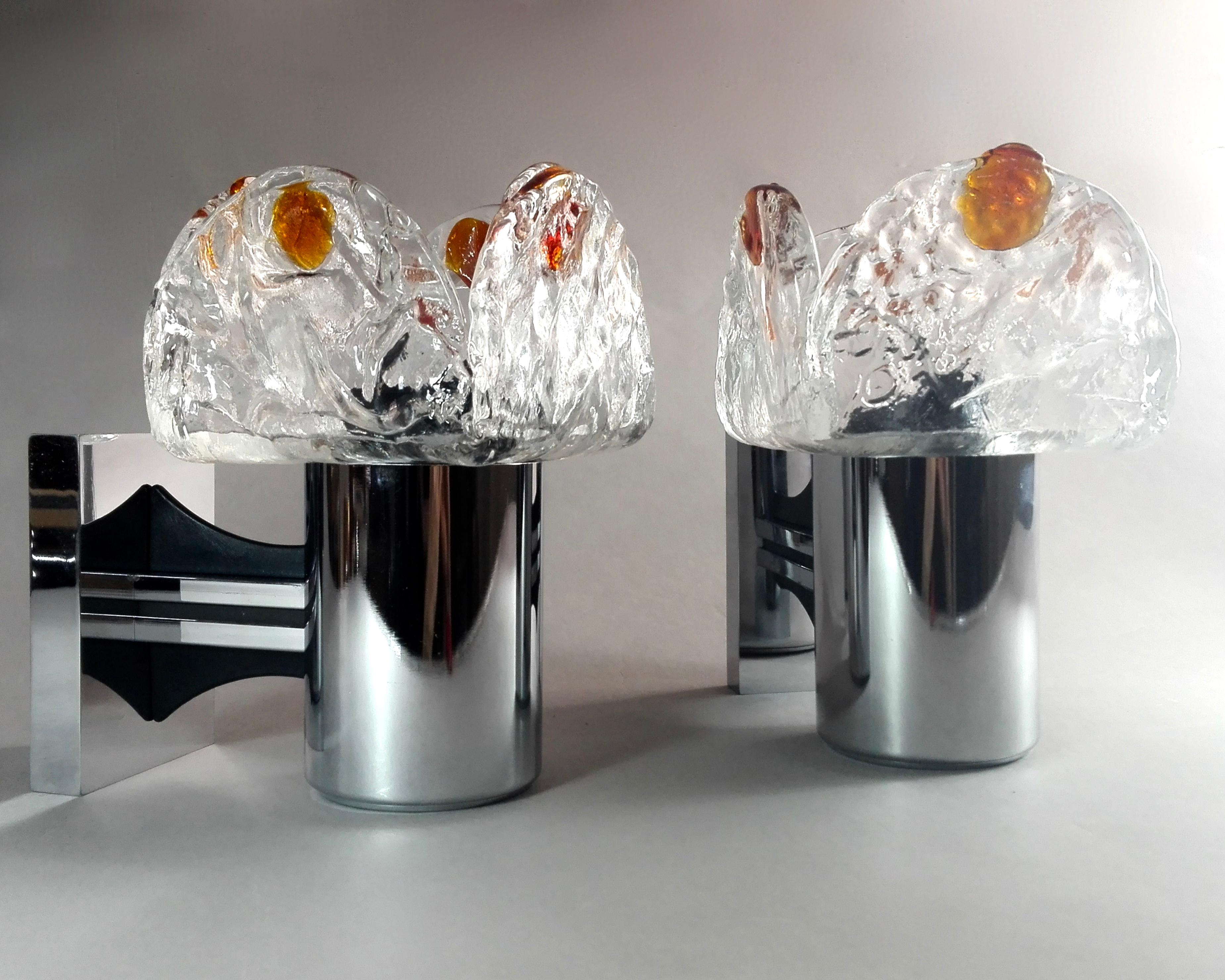 Paar schöne und seltene italienische Muranoglas- und Metallleuchter aus den 1960er Jahren mit einer sehr essentiellen Form. Es gibt kein Markenzeichen auf den Lampen, aber die Verwendung dieser Art von brutalistischem schwerem Muranoglas kann auf