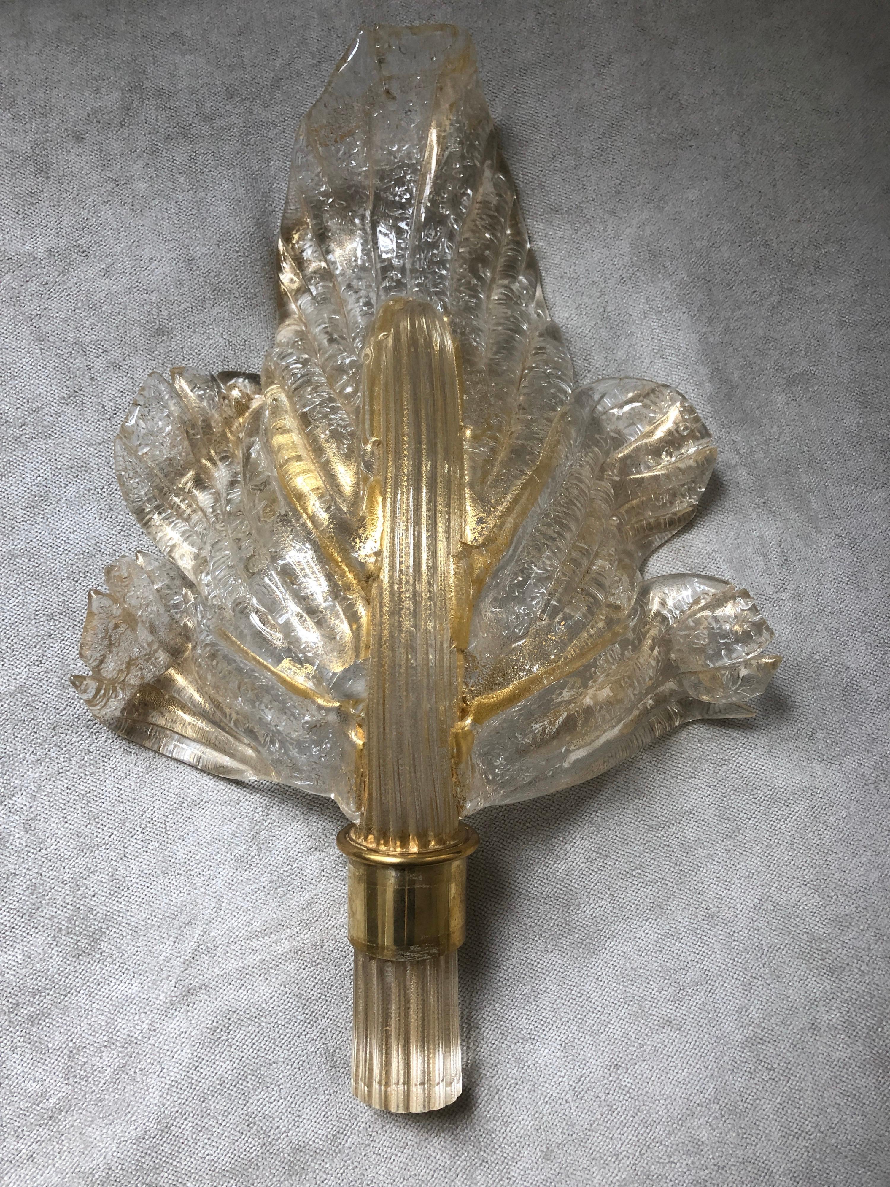 Beautiful and original Italian Venetian pair of Murano 24-karat gold flaked crystal glass wall lights leaf form manufactured by Seguso from 1950s.
This splendid reverse side of the glass in the 
