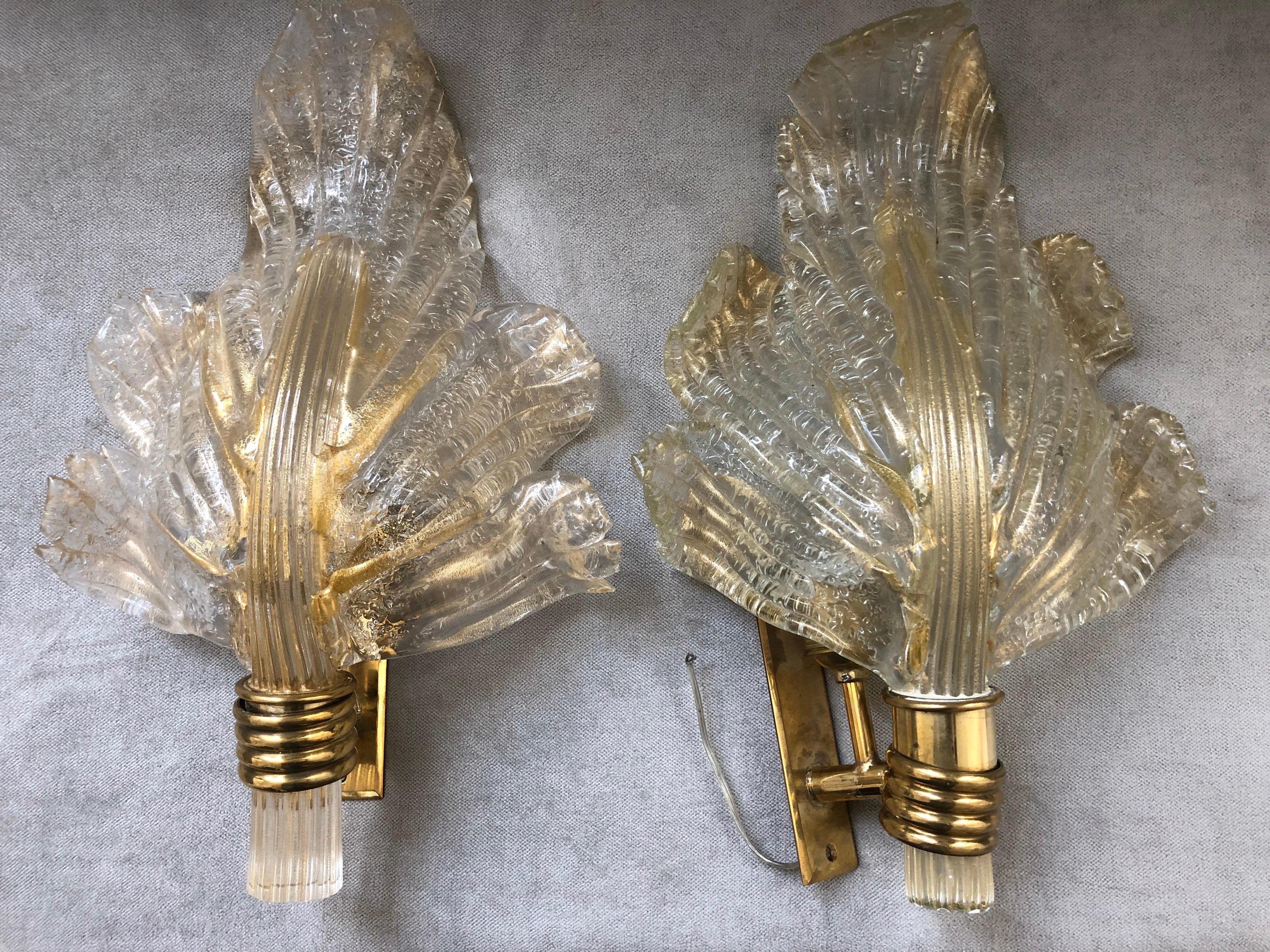 Pair of Murano 24-Karat Gold Flaked Crystal Wall Lights Leaf by Segusso, 1950s In Good Condition In Paris, France