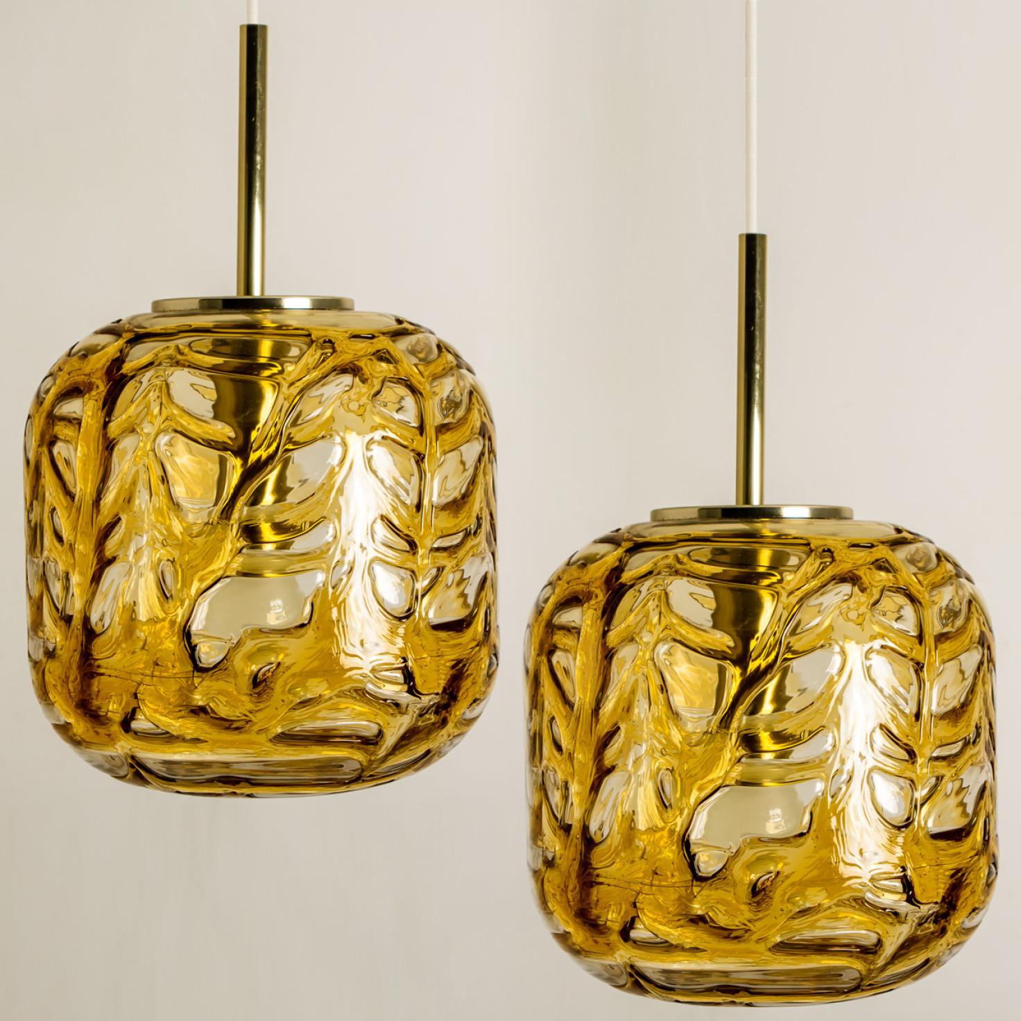 One of 2 Doria pendant lights (in collaboration with Murano) in the style of Venini, manufactured, circa 1960. Real statement pieces.
High-end thick Murano crystal glass shade made out of overlay glasses in the color yellow, applied in irregular