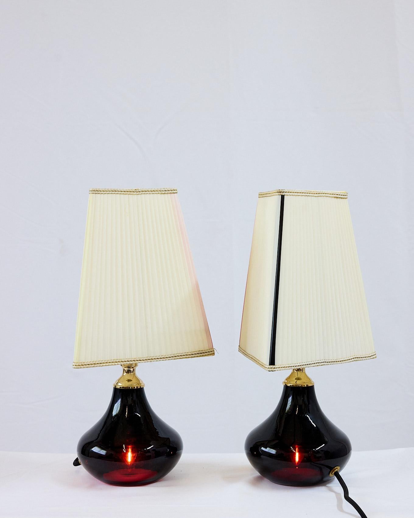 italien Paire de lampes en verre d'améthyste de Murano avec abat-jour sur mesure, Italie en vente