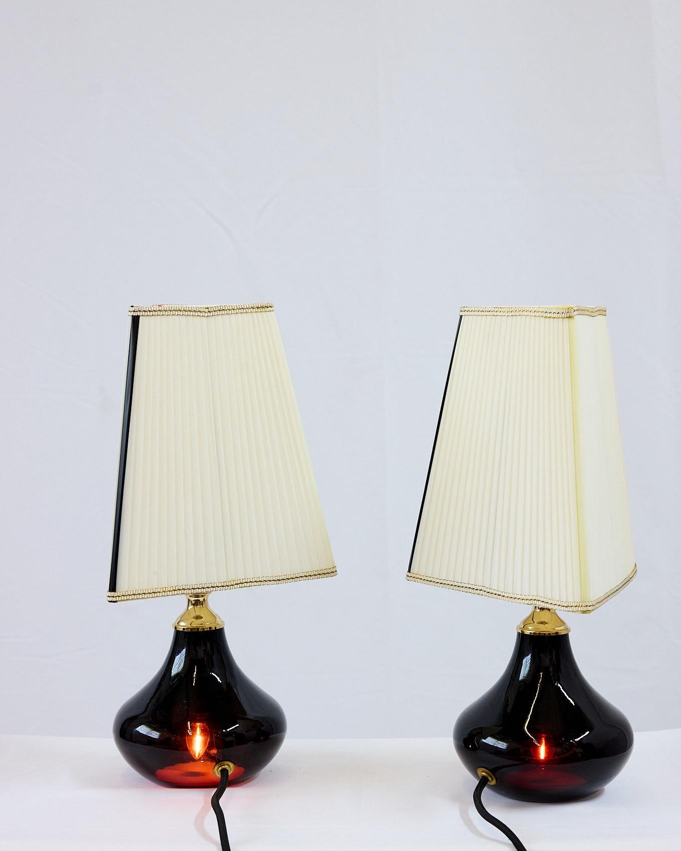 Paire de lampes en verre d'améthyste de Murano avec abat-jour sur mesure, Italie Bon état - En vente à Atlanta, GA