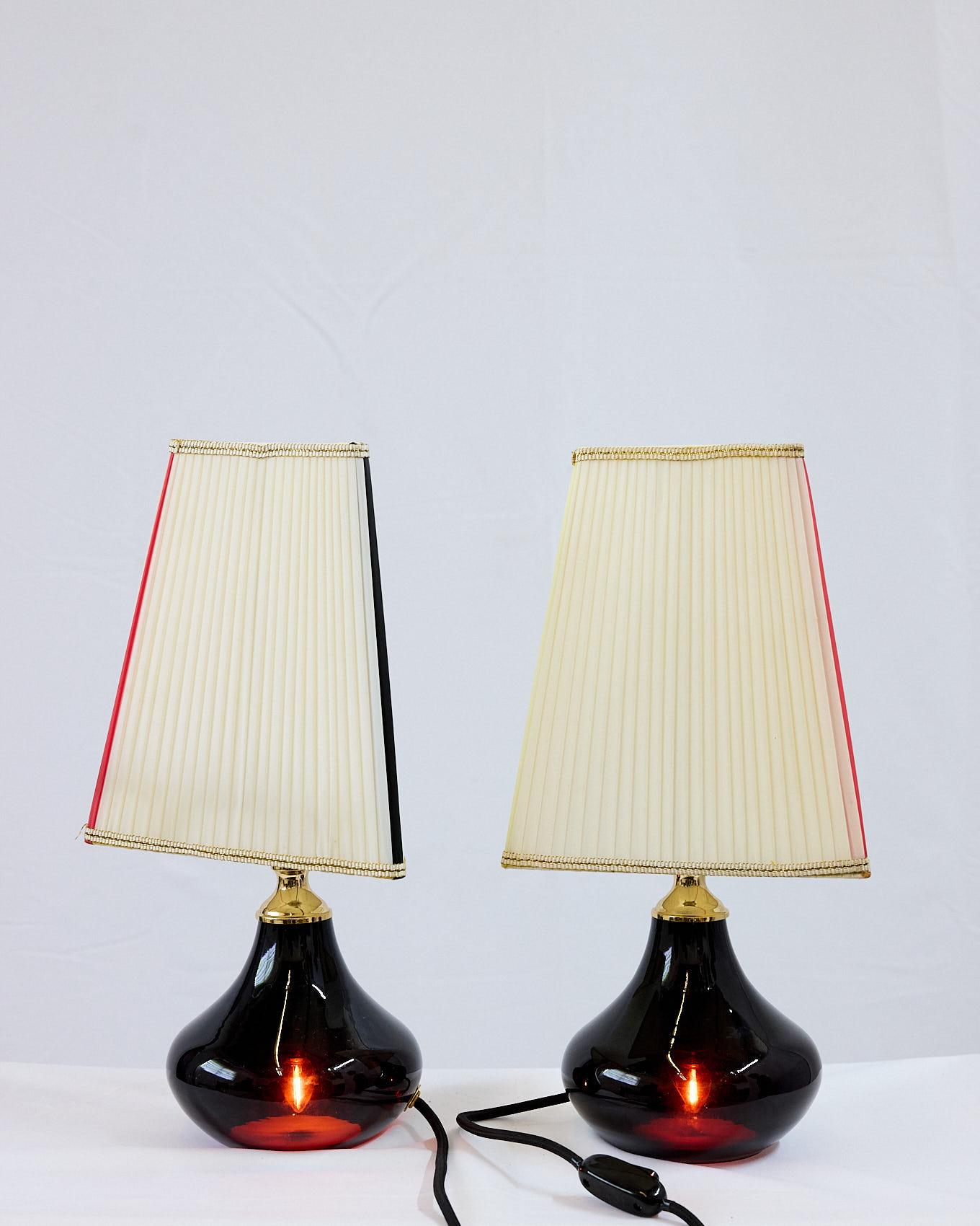 Milieu du XXe siècle Paire de lampes en verre d'améthyste de Murano avec abat-jour sur mesure, Italie en vente
