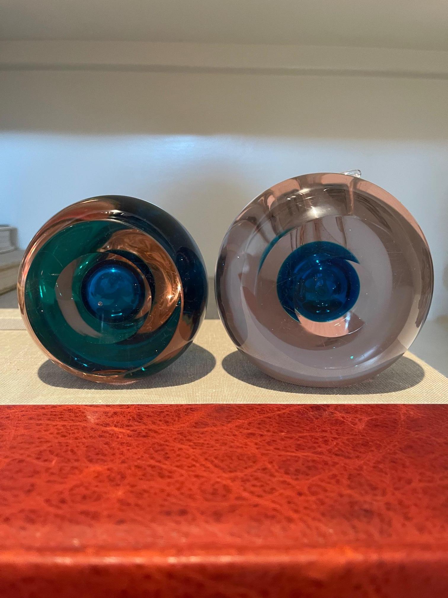 Paar Murano-Kunstglas-Buchstützen im Angebot 2