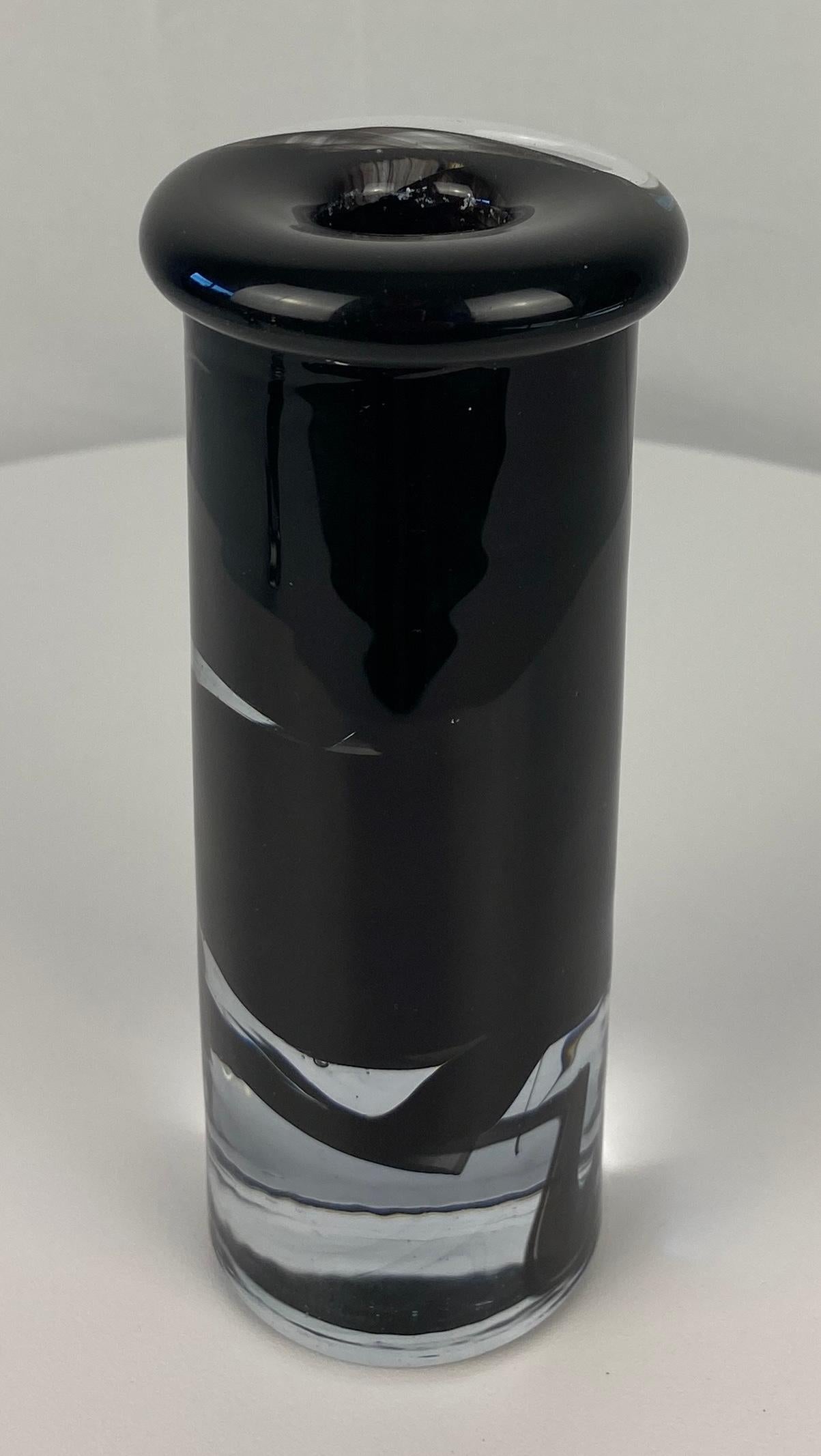 Coppia di vasi a stelo in vetro artistico di Murano vintage. Questi semplici ed eleganti vetri artistici trasparenti e neri di Murano, risalenti agli anni '60, aggiungono un tocco di eleganza a qualsiasi ambiente. 
Corpo in vetro artistico nero e