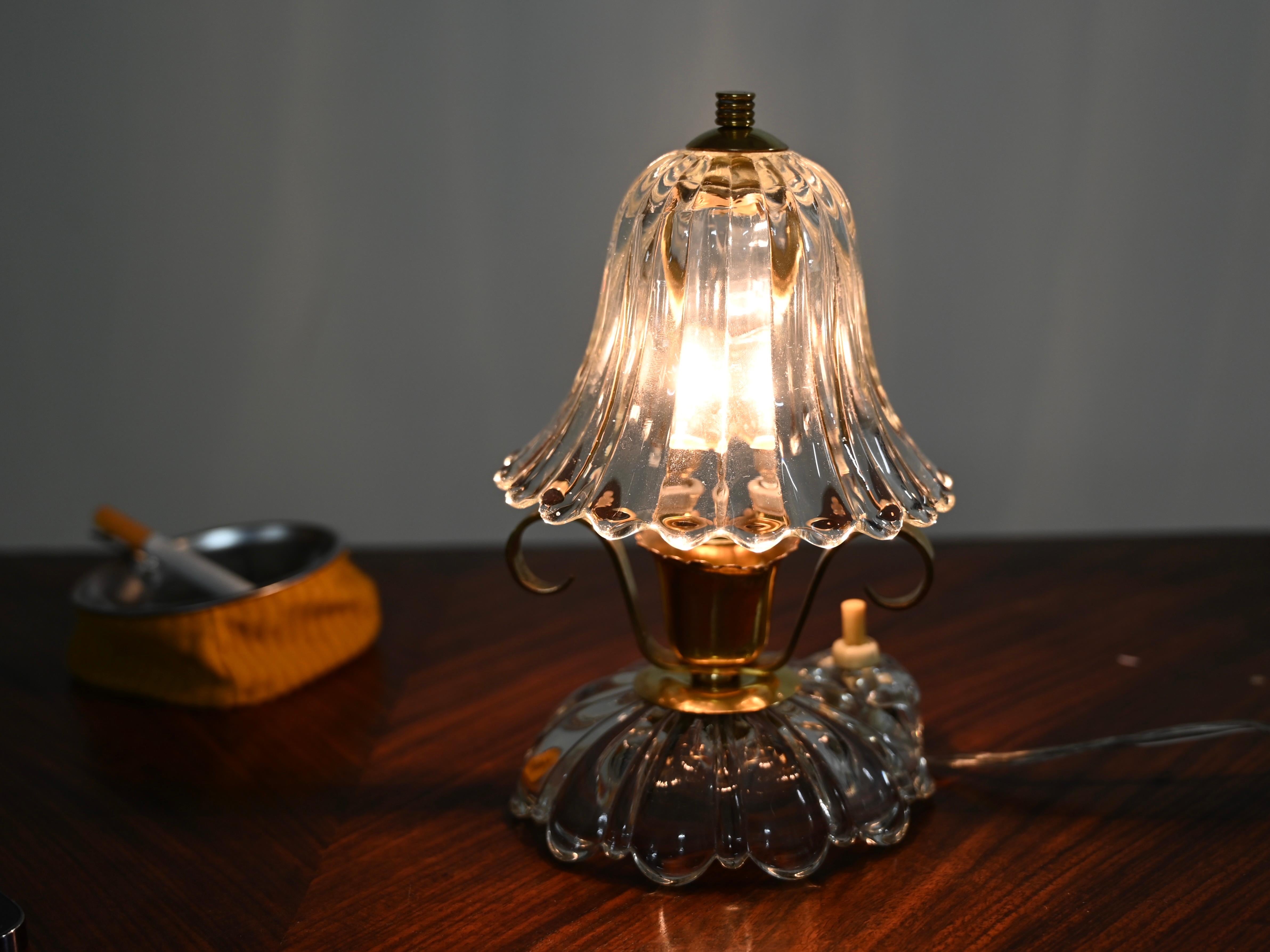 Wunderschönes Paar Tischlampen aus mundgeblasenem Murano-Kristallglas und Messing. Diese romantischen Tischlampen wurden in den frühen 40er Jahren in Italien von Barovier hergestellt und ihr Design wird der Meisterschaft von Carlo Scarpa