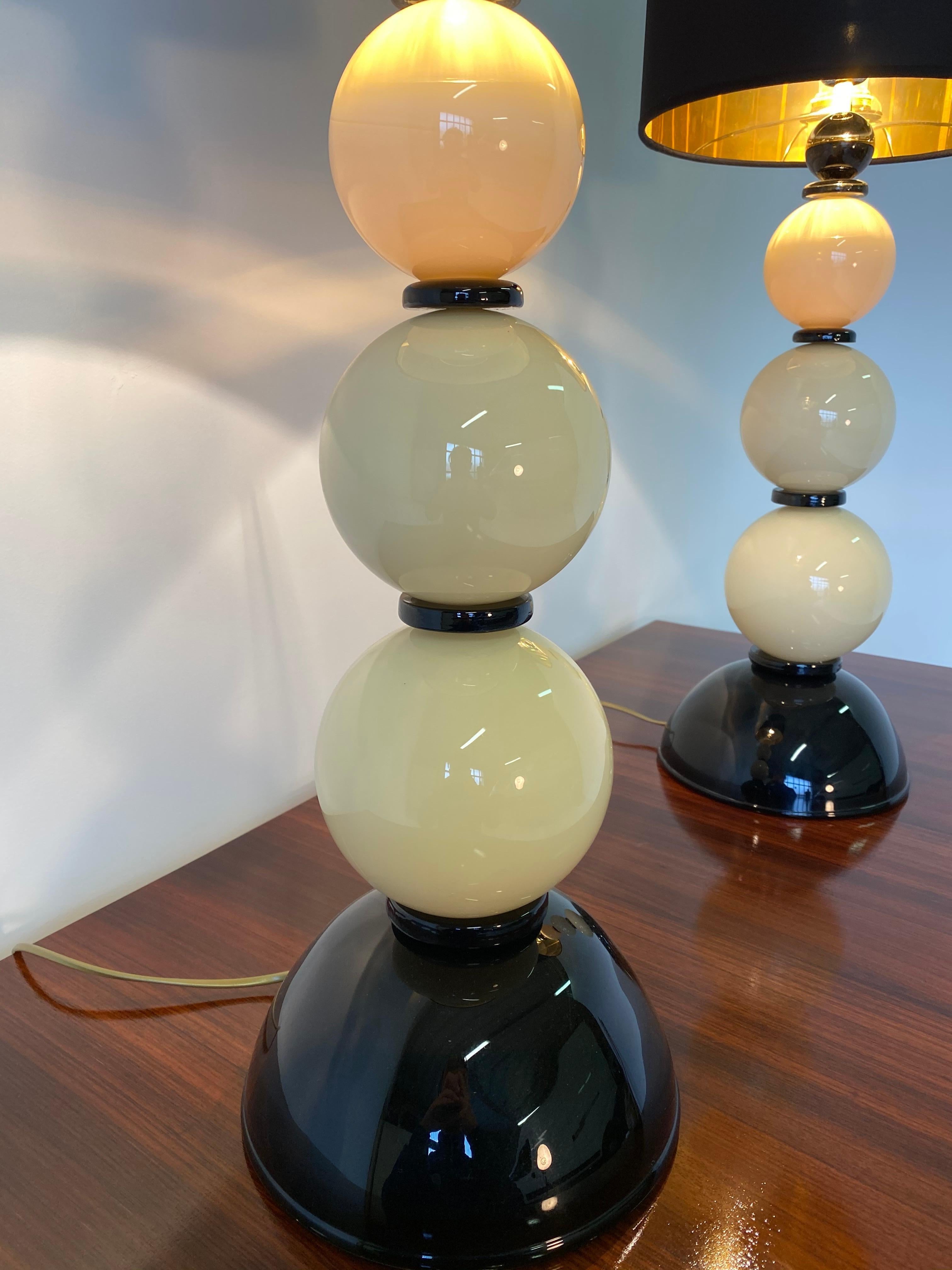 Art déco Paire de lampes de bureau en verre de Murano noir et ivoire en vente