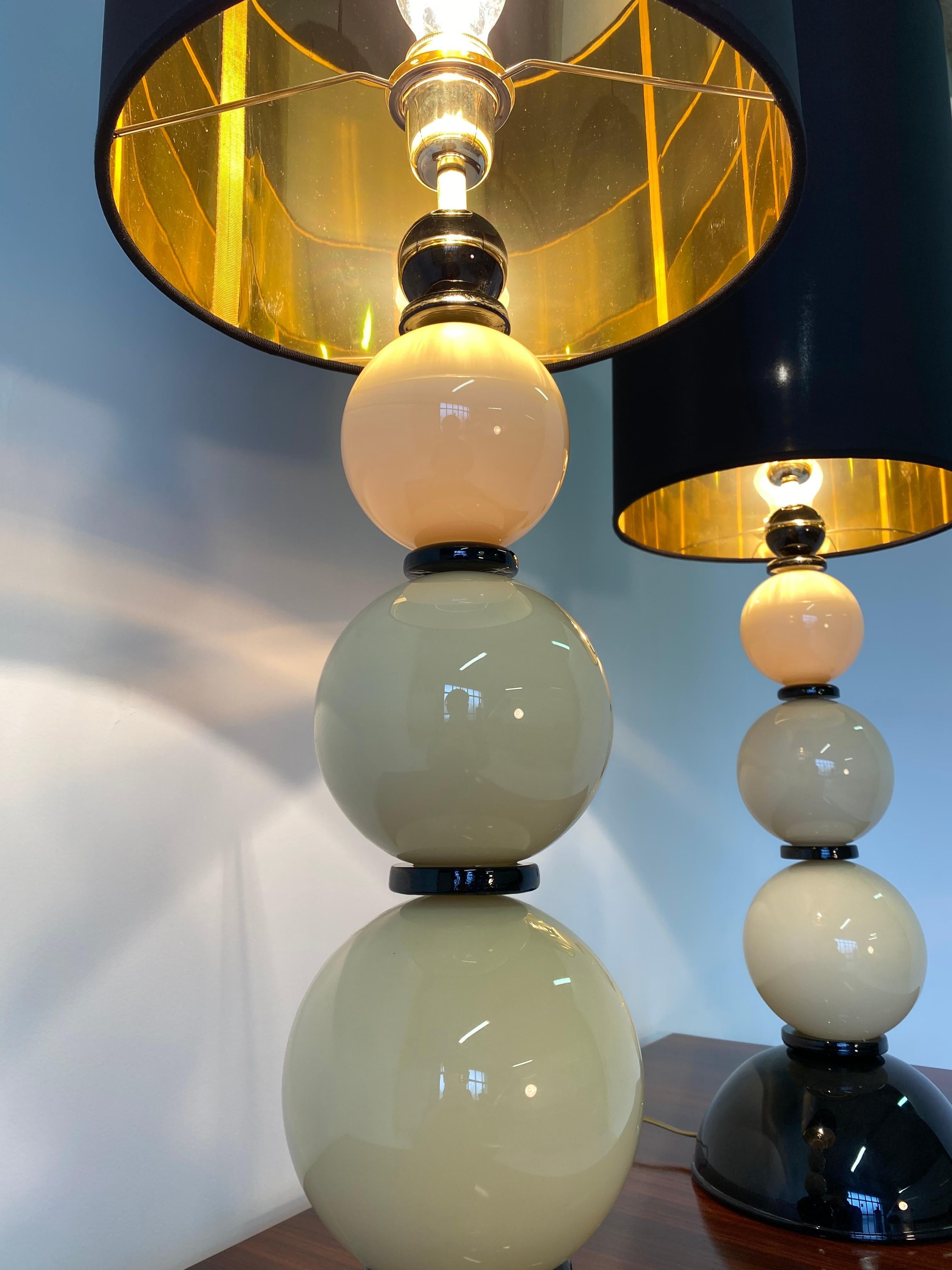italien Paire de lampes de bureau en verre de Murano noir et ivoire en vente