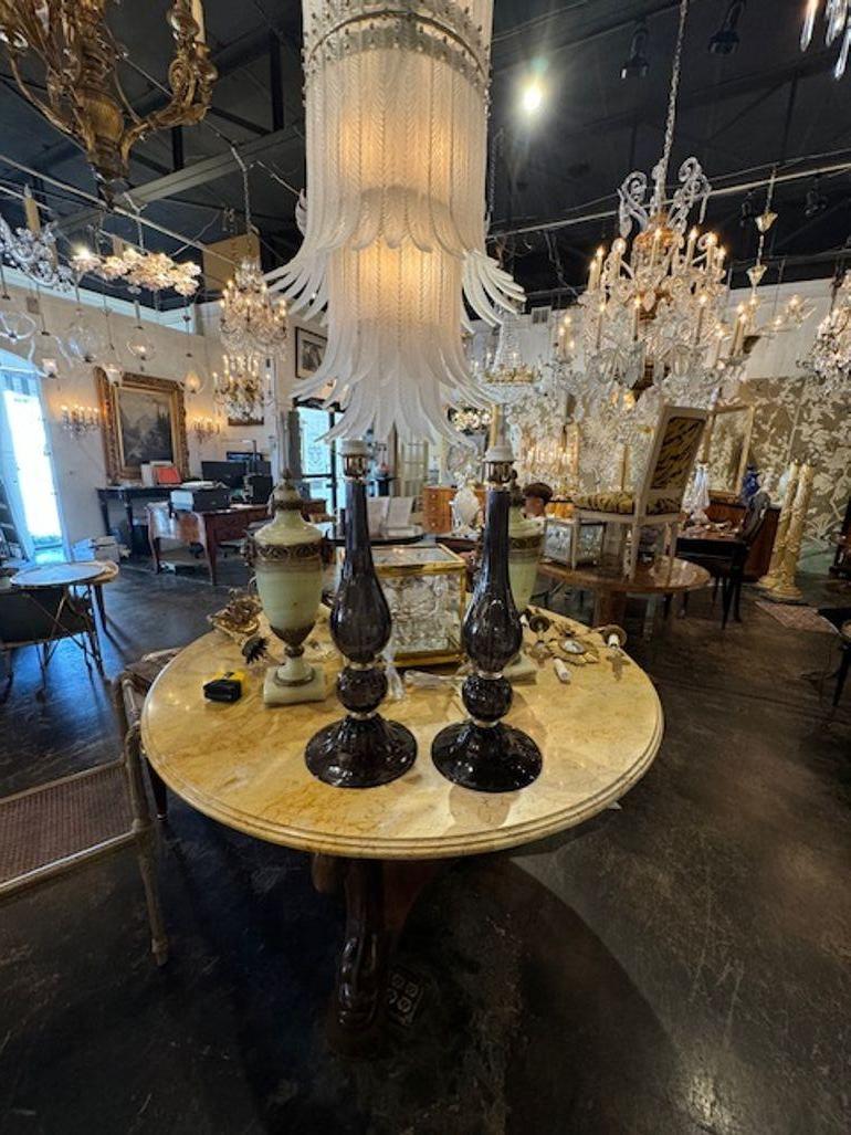Paire de lampes modernes en verre noir de Murano. Parfait pour les designs transitionnels d'aujourd'hui !