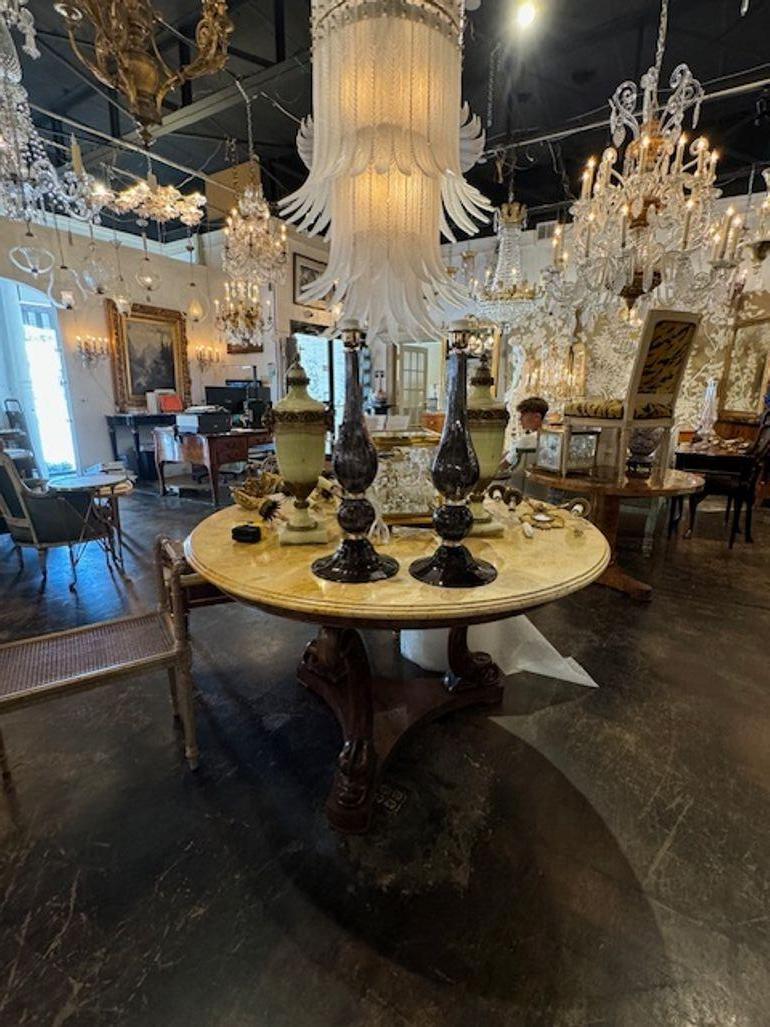 Verre brun Paire de lampes en verre noir de Murano en vente